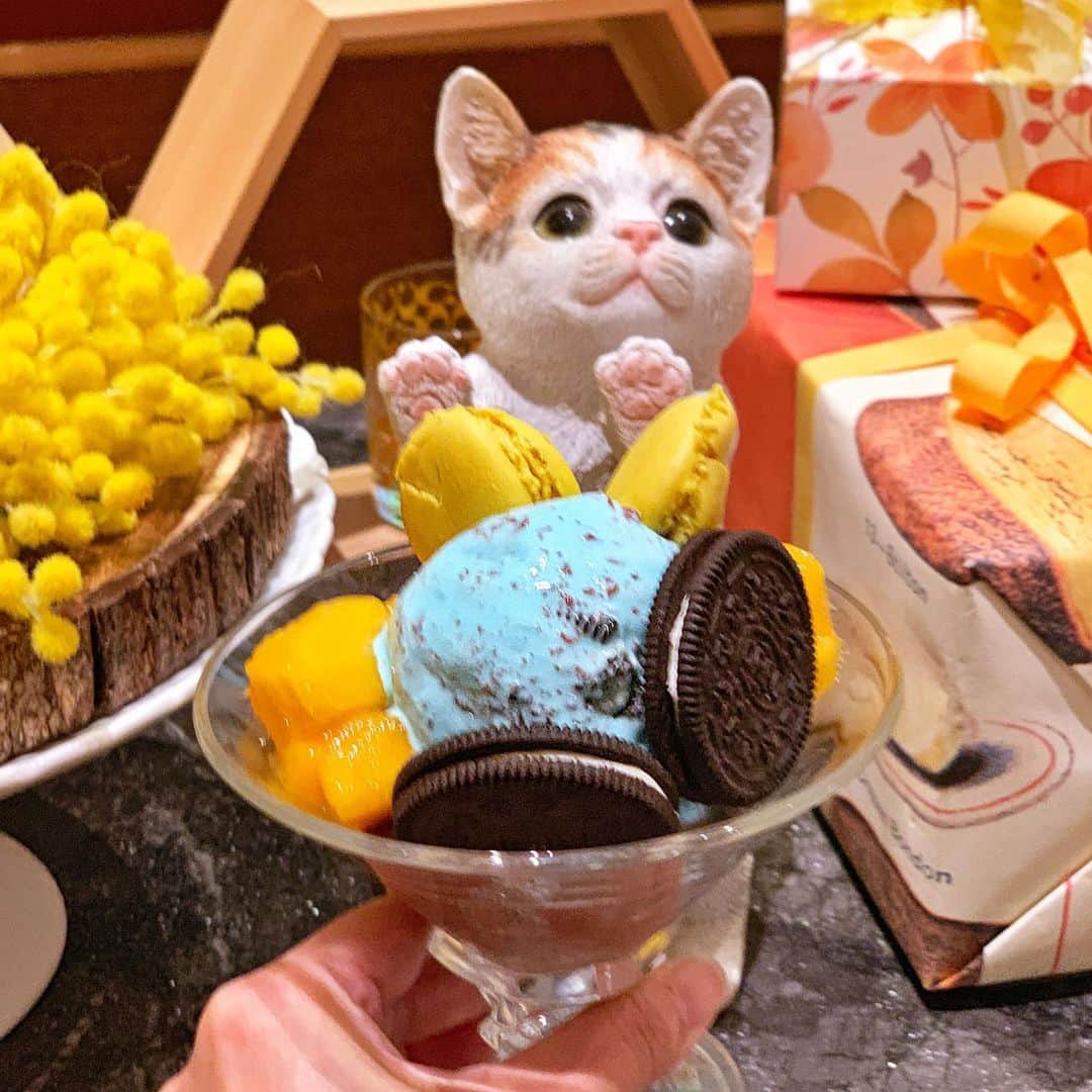 ヒルトン東京さんのインスタグラム写真 - (ヒルトン東京Instagram)「今日は🌱ペパーミントの日です！﻿ デザートビュッフェ「Happyハニー・ホリック」では、コールドマーブルでペパーミントのアイスをご用意しています。﻿ ﻿ 🍦そして、本日からソフトクリームも新登場！﻿ バニラフレーバーのソフトクリームに🍯はちみつや🍋レモンのソースをお好きなだけかけられますよ！﻿ ﻿ ﻿ #hiltontokyo #icecream #tokyo #shinjuku #icecreamcone #foodforlife﻿ #ヒルトン東京 #アイス #ソフト #ペパーミント #はちみつ #レモン﻿ #東京観光 #雪糕﻿ #먹스타그램 #도쿄 #아이스크림 #가배도 #happyhoneyholic #kanshokujennes #完食ジェンヌ」6月20日 20時47分 - hiltontokyo