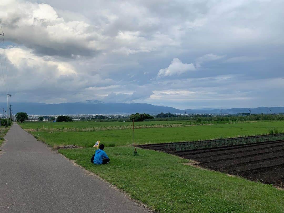 松山航大さんのインスタグラム写真 - (松山航大Instagram)「★ 『12時間ガチ歩き』 . 最もやらせを疑われるあの企画。 1年ぶりに帰ってきました。 あさって放送です。 ガチで歩いてます。 そしてハートフルです。 ちなみに、2枚目どこか分かりますか？ . #1年ぶり に帰ってきた #土曜はこれダネッ！ #12時間ガチ歩き #今回 は #安曇野市 #穂高 の #田んぼ からスタート #どこまで #行けるか #見どころ は #間違いなく #サラダ街道 #長野放送 #アナウンサー #松山航大」6月20日 20時48分 - kodai_matsuyama