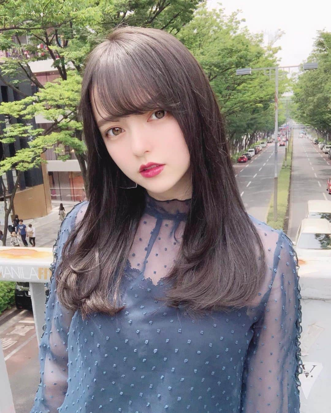 小西恭平さんのインスタグラム写真 - (小西恭平Instagram)「今日は30人以上切ったけど、なぜか全然疲れてない✨😊﻿ もっともっと仕事したい欲がおさまらない🔥🔥🔥﻿ 忙しいほど燃えるぞー🔥🔥🔥﻿ ﻿ ﻿ ヘアスタイルはシンプルなロングレイヤースタイルに、前髪をシースルーバングにし小顔効果を作ったAラインロングヘア✂️✨﻿﻿ ﻿﻿ カラーはダークトーンでも透明感を出せるサファイアカラーです✨﻿﻿ ﻿﻿ ﻿ ﻿﻿ ﻿﻿ 6//23,21:00〜7月後半のネット予約を解放します✂️✨﻿﻿ ﻿﻿ いつもいつもありがとうございます！！感謝の気持ちひび忘れません✨﻿ ﻿﻿ #オブヘア#オブコスメディックス#美容室#ハイライト#原宿#サロンモデル#ミディアム#美容師#グラデーションカラー#fashion #ヘア#アレンジ#ヘアアレンジ#make#zara#ロング#hair#グレージュ#ヘアスタイル#スタイリング#髪型 #メイク#シースルーバング#表参道#ショート#似合わせカット#渋谷#hairstyle#コニタンカット」6月20日 20時48分 - kyohei_konishi