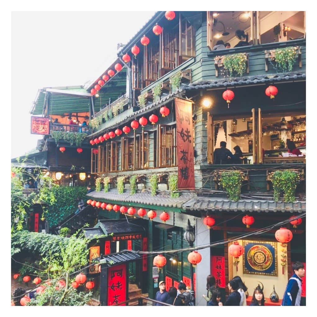 のインスタグラム：「🏮🍵🏮🍵♨️ #台湾#九份#九份老街#千と千尋#台湾旅行#女子旅#初台湾#屋台#食べ歩き#旅行好き#旅行好きな人と繋がりたい#アート好きな人と繋がりたい」