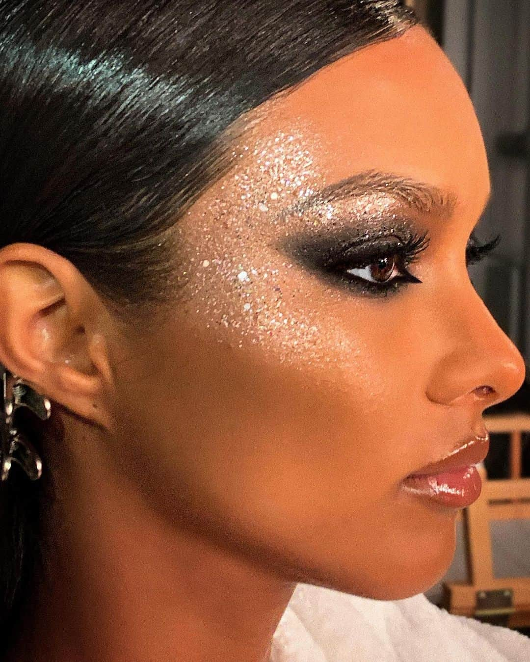 Carolina Gonzalezさんのインスタグラム写真 - (Carolina GonzalezInstagram)「💎LAIS💎  #Prisma and #Glitter @laisribeiro #hair @themartyharper #makeupCarolinaGonzalez #CGonzalezBeauty #LaisRibeiro #muse #smokeyglitter #contouring #gloss」6月20日 20時52分 - cgonzalezbeauty