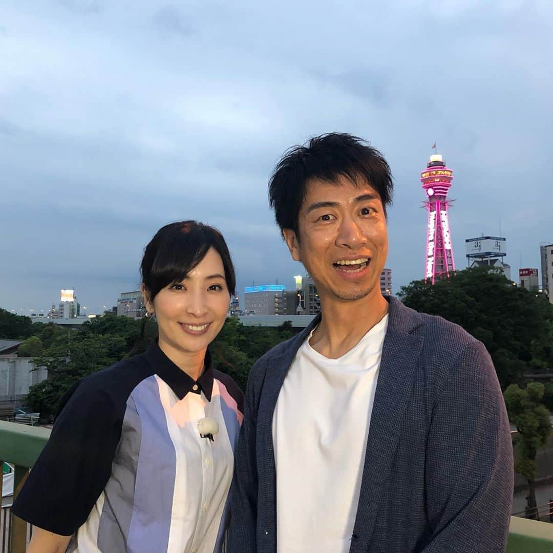 真飛聖さんのインスタグラム写真 - (真飛聖Instagram)「お知らせです☺︎ 明日 6月21日(金) 夜8時から放送の 『えぇトコ』で 大阪 ・松屋町筋を楽しく歩いています☺︎ 旅のお供は 『テンダラー』の『浜本さん』 とーーーっても 優しくて 面白くて ずっと 笑いっぱなしでした☺︎ この間 通天閣の写真載せましたが このロケだったのです〜✨ そして ロケ中 出逢ったみなさんが とても素敵な方ばかりで 幸せでした。 色んな方に出逢えるロケ‥‥ 好きだなぁ〜 またロケ行きたいなぁ〜✨ 残念ながら 関西地方のみの放送となります。涙。 ご覧になれる地域の方は 是非 みてください〜♡ #NHK総合#えぇトコ#金曜夜8時 #テンダラー#浜本広晃 さん #真飛聖」6月20日 21時03分 - sei_matobu