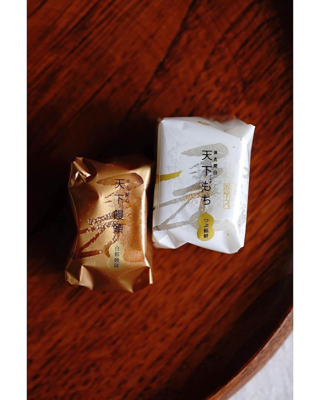 Ryoko Yunokiのインスタグラム：「+ + + My favorite manju cakes😋 + + + #天下円満 #絹の白餡 #天下饅頭 #極みの粒餡 #天下もち #御菓子所 泉寿庵 #いづみや本舗」