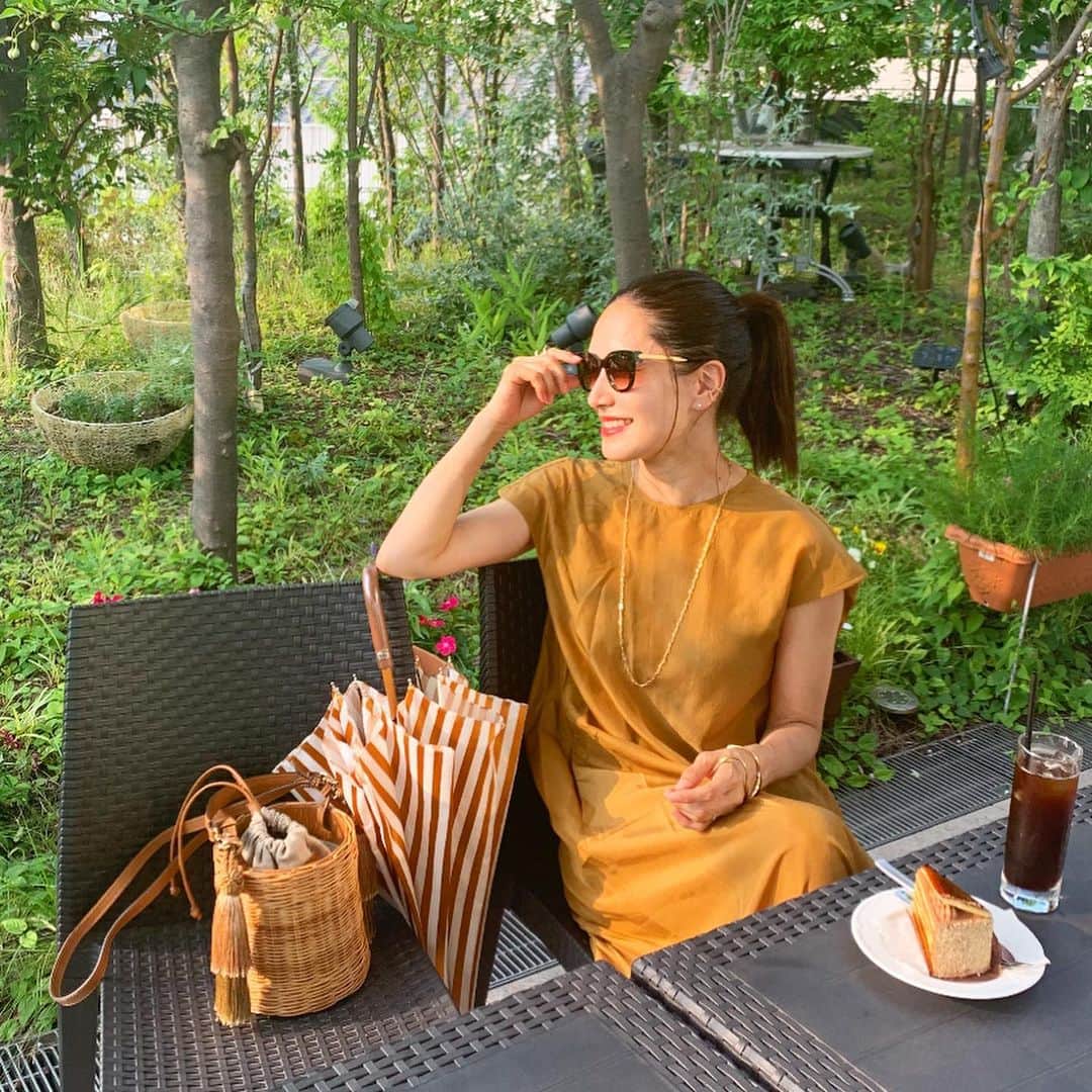 亀恭子のインスタグラム：「服も小物もドリンクもケーキも、 友達も❤︎ brownな日。 . . . 仕事の後に、 20年来の友と会って 最高に癒されたひと時。 . 夕方5時過ぎでもこの明るさ、 夏って素敵だ♪ . . today's… #fashion #ootd #kkstyle #tokyo #kamescloset #onepiece #08sircus #bag #waiwai #parasol #pradelle #sunglasses #thierrylasry #summerday」