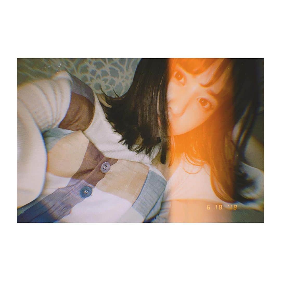 前田美里のインスタグラム：「🤔💭 #フィルム #フィルム感 #🎞 #レトロ #自撮り#セルフィー #selfie #selfiee #selfies #film #film_jp #redyazel #instagood #instalike #japanesegirl ##followme #instaphoto #ファインダー越しの私の世界 #写真好きな人と繋がりたい」