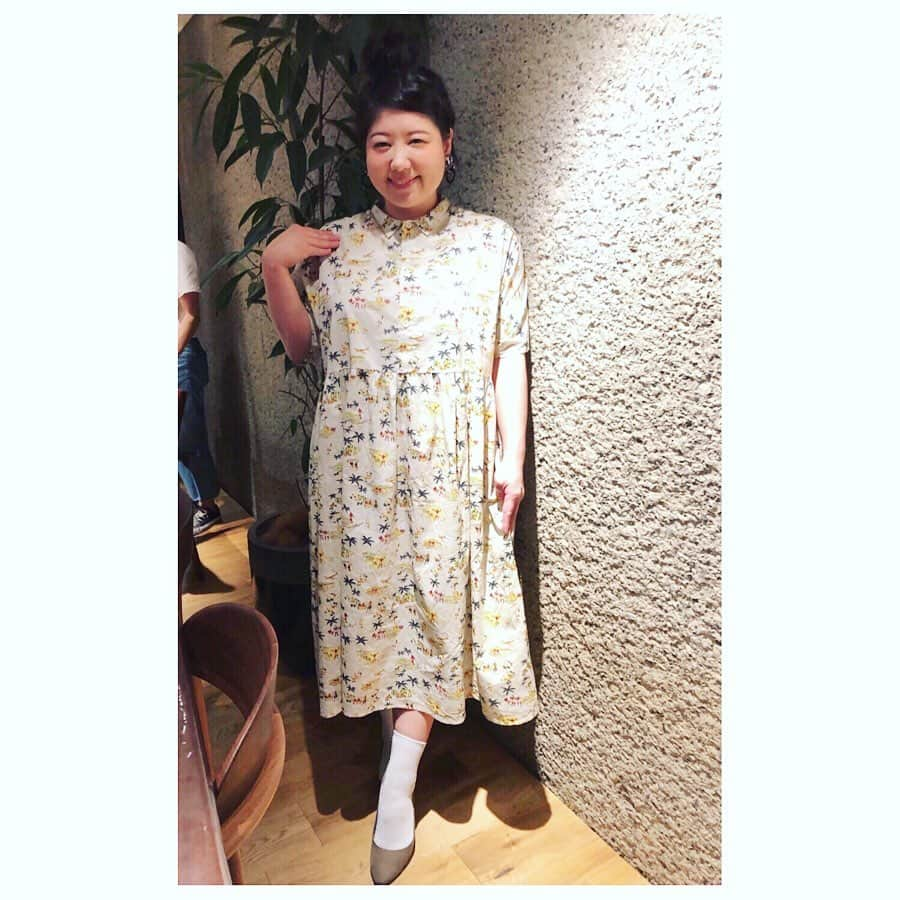 馬場園梓さんのインスタグラム写真 - (馬場園梓Instagram)「へい！！ 先日 また一足お先に、  テラスハウスの新シリーズ、 「TERRACE HOUSE TOKYO 2019-2020」  を見させていただきました！  5月からNetflixJPで絶賛配信中！  なかなかドラマでは見られないシーンが盛りだくさん！  完全にハマっています！  完全に！！ そして  こちらのステキなお衣装は  ワンピース:merlot  イヤリング:Ane mone  唐揚げ:激うま  になります˚✧₊ ですので  ルン♪  #yeah #happy #terracehouse  #テラスハウス #tokyo #Netflix  #夢中 #ワンピース #merlot #イヤリング #Anemone #唐揚げ #球体 #ルン」6月20日 20時57分 - babazonoazusa