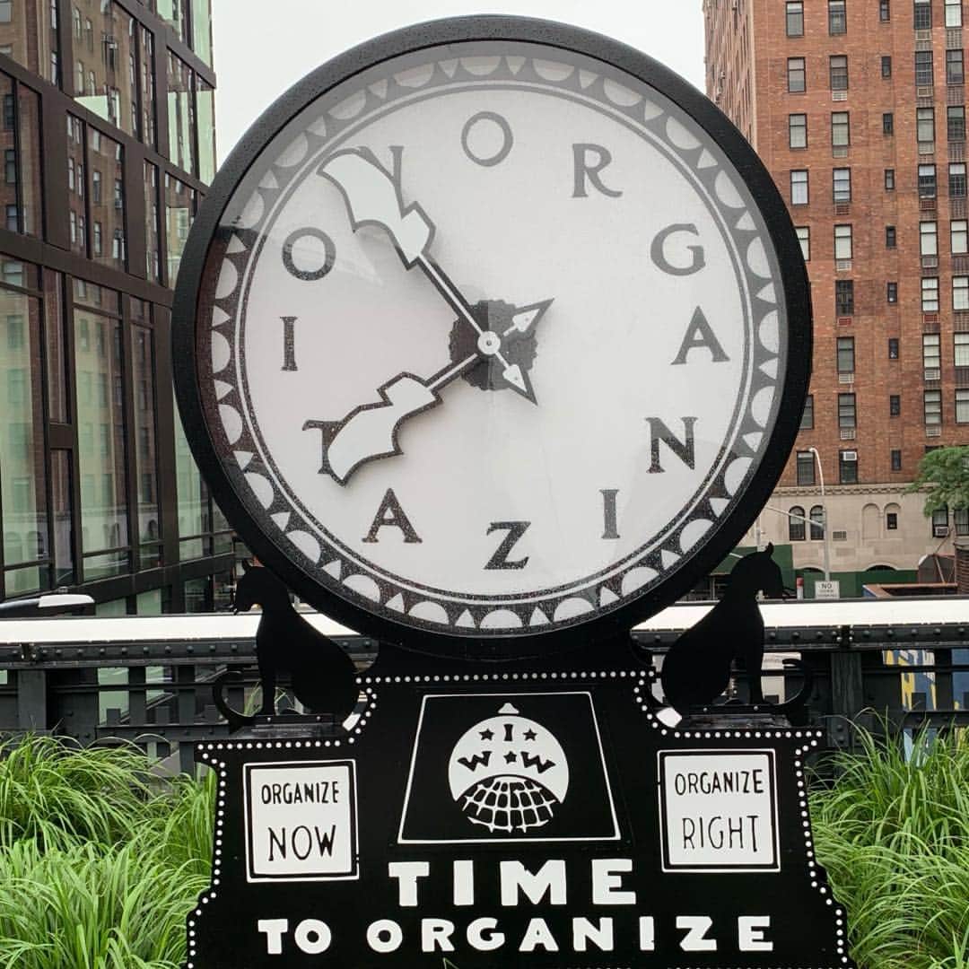スティーヴン・フライのインスタグラム：「I looked round the back to see if the reverse showed time to disorganise … sadly not.」