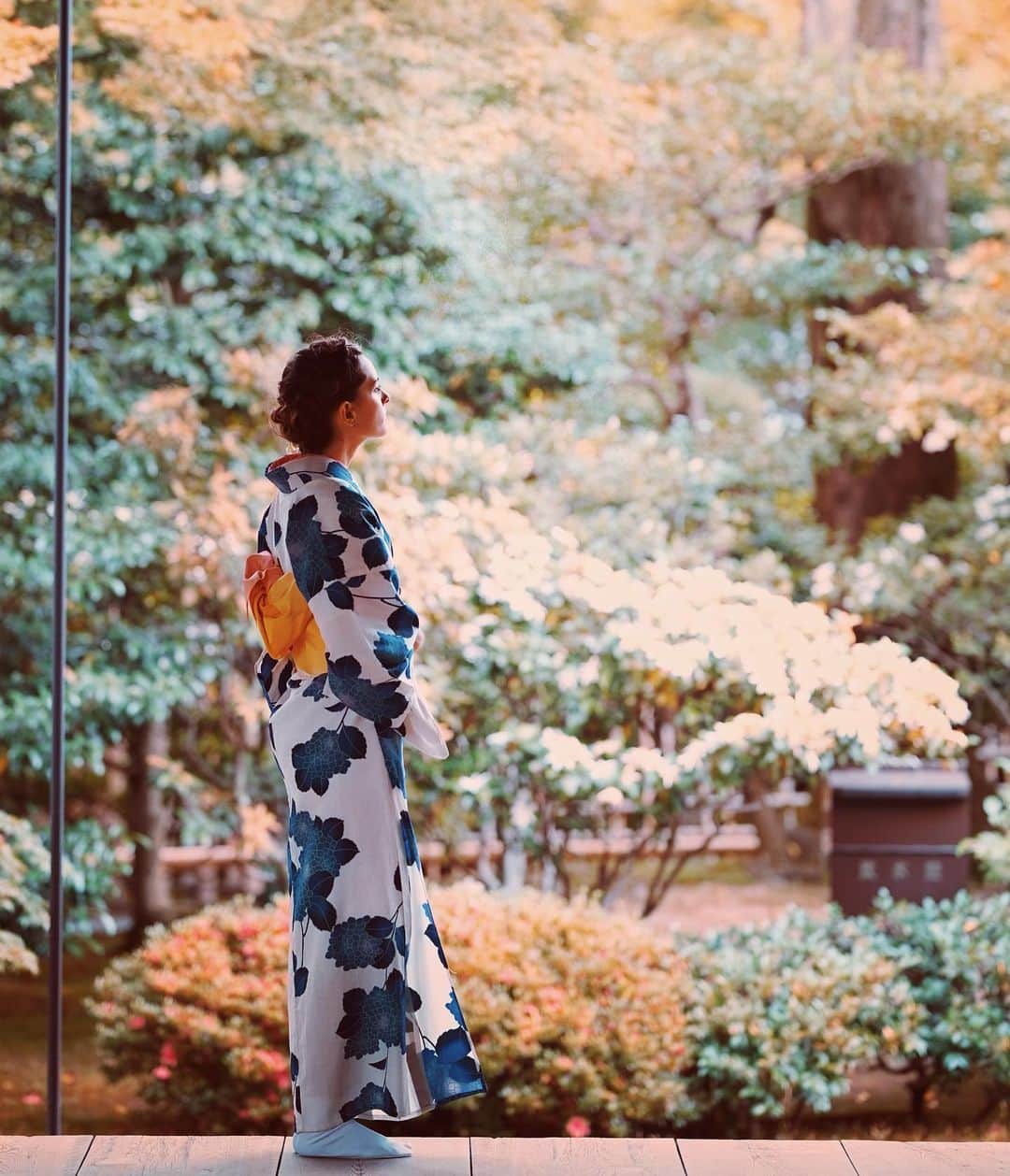 wacameraのインスタグラム：「Anyone in Kyoto can easily wear kimono or yukata. 着物や浴衣、日本の伝統的な衣装を着ることってとても特別な経験だと思うし、私たち日本人ですら多くの人が着る事を少し特別なことと捉えているはずだから、変な言葉で惑わして欲しくはないなと思う今日この頃です。 個人的にはあのコピーは…うむ。ない。」