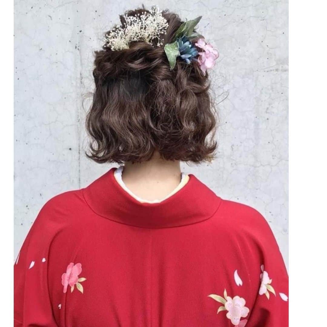 waco⭐️CHACOのインスタグラム：「💐オーダーメイド受注会💐  不定期に開催しているオーダーメイド。 毎回大人気ですぐに定員で埋まってしまいますが、久々のオーダー再開です！ 前回オーダーしていただいた皆様のお写真を使わせていただいてます✨  成人式や、卒業式、七五三、結婚式など髪飾りのオーダーメイドのお問い合わせをありがたいことにたくさんいただいています。 大切な日につける髪飾りをCHACOで作製させていただければと思いオーダーメイドを受け付けいたします。 なおオーダーメイドの作製はわたし１人で行いますため受付期間を設けさせていただきます。 👉受付は6/25火曜から3日間。 納品は８月中となります。 (早急に必要な場合はお知らせくださいませ。) 髪飾りの点数別でカートを用意いたしました。 8点セット4500円 10点セット5500円 12点セット6500円 15点セット 7500円 からお選び頂けます。  お着物や袴、ドレスに合わせて髪飾りを作製いたしますので、お写真がある場合はメールにて添付頂けますと幸いです。メールアドレスはオンラインショップのお買い物画面でお知らせいたします。  オーダーが集中した場合、受付期間を早める場合がございますので予めご了承くださいませ。  人生の節目の大切な日につける大切な髪飾り、心を込めて作らせてください。  髪飾りオーダーメイド受注会💐 CHACO ONLINE SHOP 6/25 TUE.21:00〜」