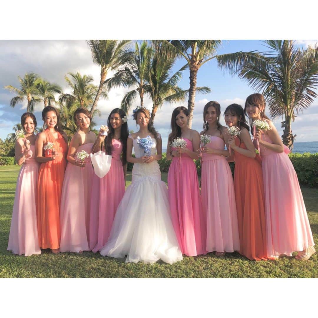 のインスタグラム：「💒👰💍 😎🌴🌺 Happy wedding💓 ✨ @myumyuuuuuuu ✨ . 笑顔が耐えない結婚式💖 いつも場を盛り上げてくれて 笑顔にしてくれる みなちゃんらしいお式だったなあ☺️ いつも当たり前にかわいいけど、 花嫁さん姿はいつにも増して美しかった😍✨ 本当におめでとうございます😌💓 初ブライズメイドがみなちゃんの結婚式で、大好きなみんなと出来て嬉しかった🤤💕 . . . #結婚式 #結婚式参列 #ブライズメイド #ブライズメイドドレス #wedding #weddingparty #happywedding #hawaiiwedding #ハワイ挙式 #koolina #コオリナ #hawaii #hawaii2019 #ハワイの思い出  #weddingphoto #結婚おめでとう #ハワイ #bridesmaids #bridesmaidstyle」