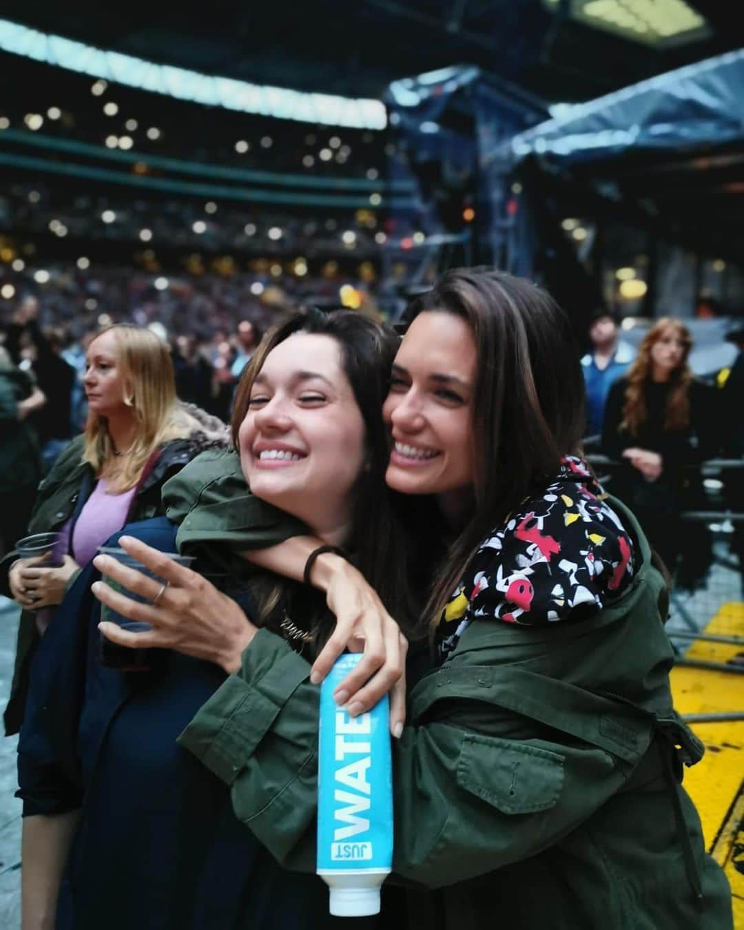トーレイ・デヴィートのインスタグラム：「My sis ❤️ #London」