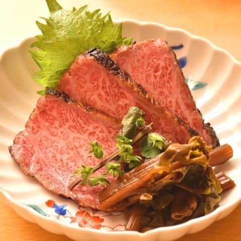 東京カレンダーさんのインスタグラム写真 - (東京カレンダーInstagram)「ほど良くサシの入った「牛肉のたたき 花ワサビ添え」。自家製の花ワサビを合わせながら味わえば、佐賀牛のたたきの美味しさをより一層引き立ててくれる。 #東京カレンダー #東カレ #tokyocalendar #肉 #新橋 #花未月 #牛肉のたたき花ワサビ添え」6月20日 21時09分 - tokyocalendar