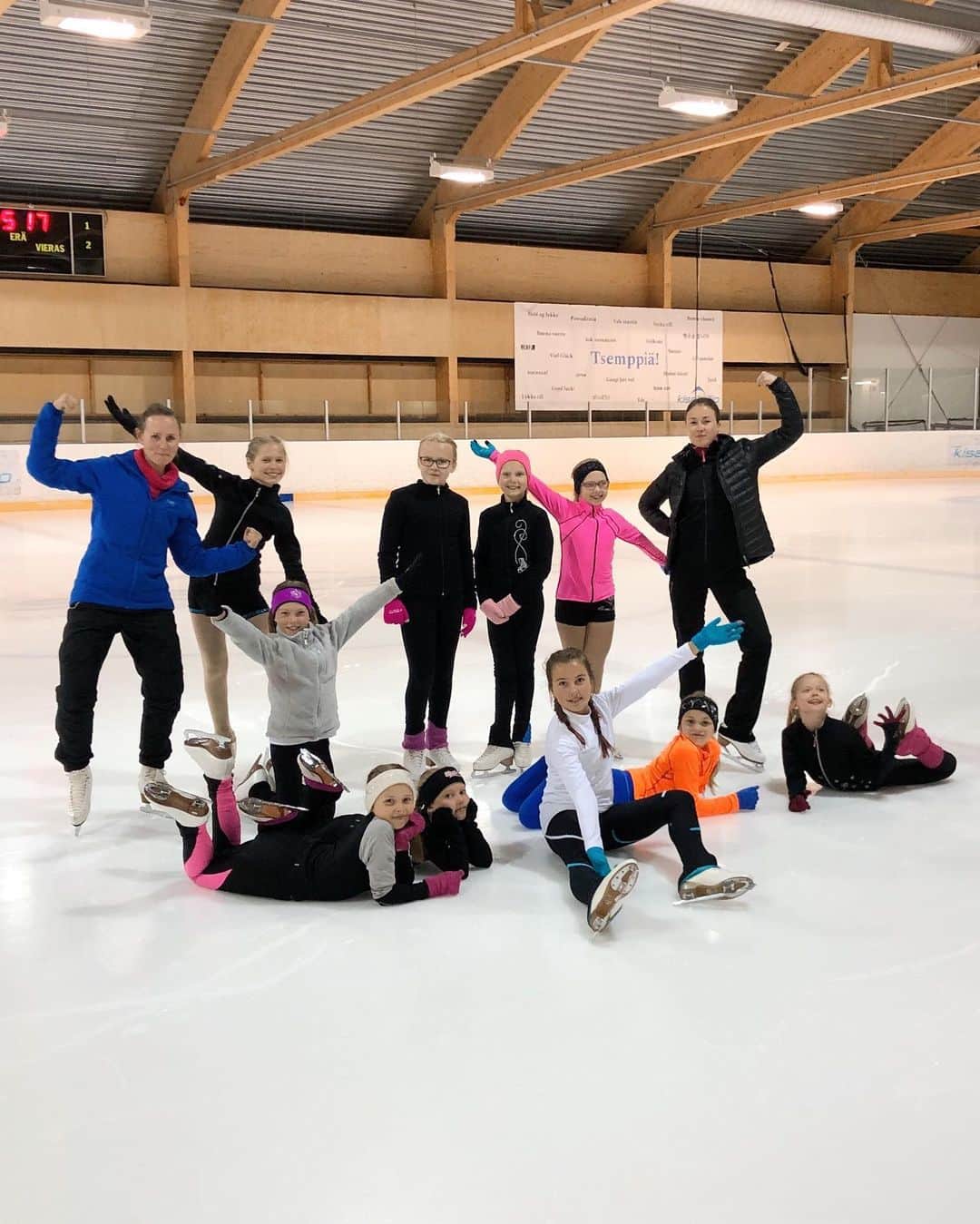 ラウラ・レピストのインスタグラム：「ILO urheilussa - onhan sitä?!🙈😳 Havahduin @kisakallio leirin jälkeen kun luistelijan äiti mainitsi tyttärensä nauttineen leiristä erityisen paljon siitä syystä että olin sanonut harjoittelun tapahtuvan siellä ahkerasti mutta samalla ehdottomasti ’pilke silmäkulmassa’. Tästä maininnasta jotkut luistelijat olivat jopa yllättyneet.  Urheilun harrastajat, sellaisten vanhemmat, valmentajat, tai huippu-urheilijat: eihän tää harrastushomma oo mennyt liian totiseksi?😳 Mä itse kyllä koin vielä lähelle maajoukkueikääni HARRASTAVAN luistelua - siellä harjoiteltiin ahkerasti, ja vaikka välillä vähän hapotti niin hymyiltiin ja naurettiin kannustavassa ilmapiirissä. Ei se ilon kautta tekeminen tarkoita etteikö harjoiteltais siten että jokaisen lapsen/nuoren olisi mahdollista koetella omia rajojaan ja pyrkiä vaikka maailman huipulle jos haluaa.  Mulle kannustavan ilmapiirin luominen sekä pilke silmäkulmassa on yks leirien tärkeimpiä asioita, vaikka harjoitellaankin tavoitteellisesti ja ’kovaa’. Sellasessa mä itsekin pääsin maailman huipulle. Ja vaikka jokainen lapsi ei päätyisikään huippu-urheilijaksi, sellainen ilmapiiri kasvattaa jokaisesta nuoresta vahvalla itsetunnolla porskuttavia mahtavia tyyppejä ihan mihin vain elämässään suuntaa. Leireillä onneks tätä samaa arvoa jakaa mun kanssa ihan mahtavat valmentajakollegat @movelina_ , @rimpuli , @kristakaroliina , @p_iruetti ym.🙏🏼 Vaalitaanko ILOA, vaikka tää urheilumaailmakin menee jatkuvasti yhä optimoidumpaan suuntaan?? Tekemisen ilo on sen kaiken perusta.🙏🏼 Huh tulipas avauduttua mutta riipaisipa hieman tää eilen sydämestä!❤️ ILOISTA ja hymyntäyteistä juhannusta ja urheilukesää kaikille!!🤸🏾‍♂️☀️💦. . . . . . . #kisakallio #tanhuvaara #lauranleirit #ilonkautta #huippuurheilu #taitoluistelu」
