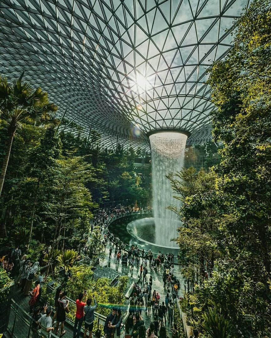 Discover Earthさんのインスタグラム写真 - (Discover EarthInstagram)「Singapore's new $1.3 billion Changi Airport, considered by many as the best airport in the world even has its own indoor waterfall ! How incredible ! ✈️🇸🇬 Share this with someone you would want to travel through there with ! — 📍#DiscoverSingapore — 📸  Photos by @bennytgh」6月20日 21時13分 - discoverearth