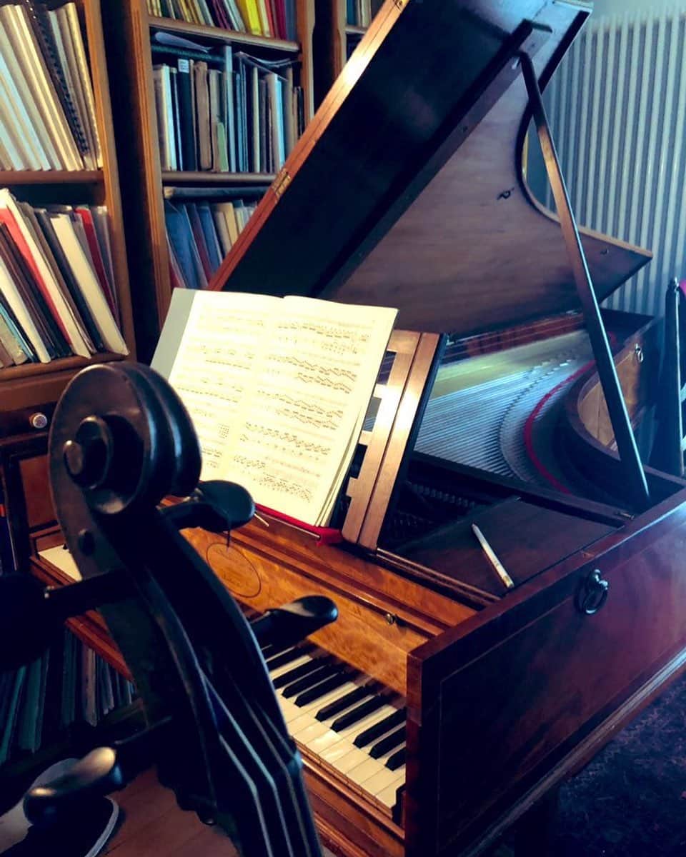 新倉瞳さんのインスタグラム写真 - (新倉瞳Instagram)「Beethoven with Jean-Jacques Dünki  フォルテピアノの大家のジャンジャックとベートーヴェンのリハーサル、最高！  繊細で美しくて愉快で深い。 大好きな音です。  オルゴールのような可愛さもあるんですよね、とにかく音を聴いて頂きたい。 いつか動画もアップしますね☺️ ・ ・  #fortepiano #beethoven #variation #gutstrings #hammerklavier」6月20日 21時14分 - hitominiikura