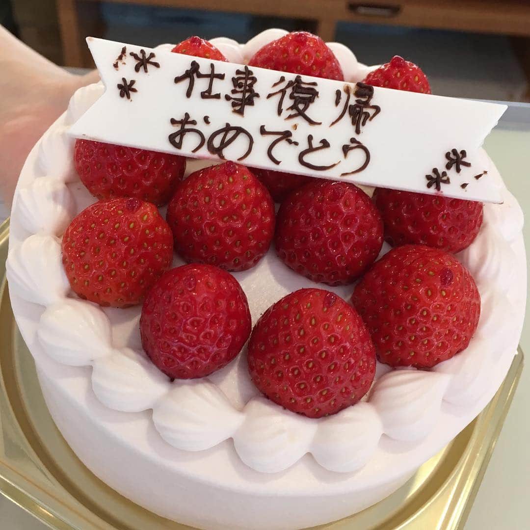 小川永子のインスタグラム：「妹の職場復帰🚩  豊島区にある 日本一美味しいショートケーキと噂の 「フレンチパウンドハウス」へ🎂  注文したのは、 勿論ショートケーキ。  ふわふわのスポンジはとても繊細な舌触りで、 クリームも苺もとっても品のある味なんです。  食べて納得の日本一のショートケーキ🍰 皆様も是非お試しください＼(^o^)／ #日本一のショートケーキ  #フレンチパウンドハウス  #ルージュ #ショートケーキ  #一度は食べたい  #アナウンサー  #甘党女子  #上品なお味  #写真  #スイーツ  #苺」