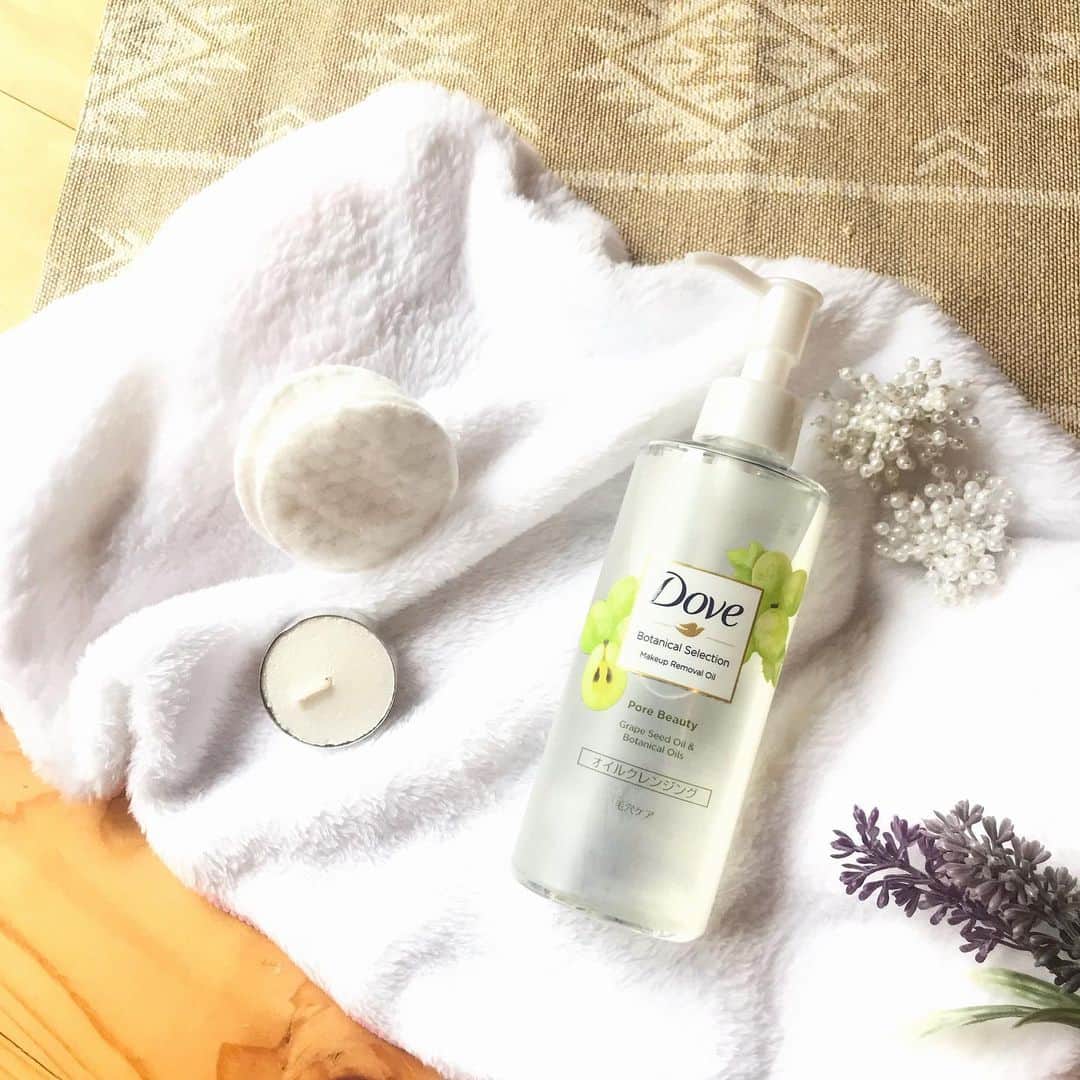 のインスタグラム：「ダヴボタニカルセレクションのクレンジングオイルを使ってみた😊✨﻿ ﻿ ﻿ アルガンオイルやホホバオイル、アボカドオイル、アプリコットオイルなど、自然の恵みを凝縮したボタニカルオイルで﻿ ﻿ ﻿ ボタニカル由来の高保湿成分配合処方が肌の深層まで保湿して、内側にうるおいをしっかり閉じ込めてくれるんだって！💧🌿﻿ ﻿ ﻿ 毛穴ケアのポアビューティーオイルクレンジングという、グレープシードオイルを配合で皮脂になじみやすいオレイン酸を多く含み、毛穴の黒ずみをやさしくオフしてくれるという黒ずみ悩みには嬉しい商品なんです♬🥰﻿ ﻿ ﻿ 使用した感じは、ポンプ式なので忙しい毎日にもワンプッシュで顔の汚れをしっかりオフ!🙌﻿ ﻿ ﻿ サッパリしつつも、保湿された洗い上がりが嬉しいので普段のながらスキンケアにぴったり🌟﻿ ﻿ ﻿ ボタニカル好きな人はぜひチェックされるといいですよ✨👀﻿ ﻿ ﻿ #RealBeauty #ダヴ #ボタニカルセレクション #うるおい肌 #ボタニカルオイル配合 #クレンジング #ボタニカル #スキンケア #黒ずみ #美容 #PR #インフルエンサー」