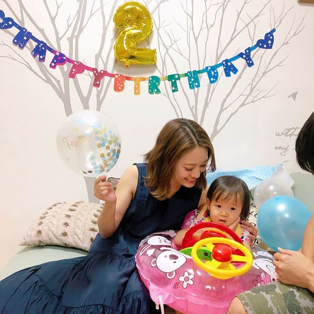 chayさんのインスタグラム写真 - (chayInstagram)「金田朋子さん、森渉さんご夫妻のお子さん千笑ちゃんの2歳の誕生日🥳🎉 ニッチェの江上さんとお誕生日会へ🎂 ちょっと会わないうちにすっかり大きくなって歩けるようになって喋れるようになっていてびっくり✨ お名前の通り本当によく笑う千笑ちゃん💓 みんなを幸せな気持ちにさせてくれました☺️ 1歳のお誕生日の時は「3人のうた」という曲を作ってプレゼントさせて頂きましたが、今回はアンパンマンのハンドルを🚗🎁気に入ってくれて良かった😆 江上さんからの可愛いリュックのプレゼントも背負ったままルンルンな千笑ちゃんでした🥰 改めて千笑ちゃんおめでとう🎊 こんなにも素敵な笑顔で溢れたお家にお邪魔させて頂けて、感謝です🏠 またすぐにみんなで集まりましょう〜と約束しました🍀 とっても癒されたのでお仕事頑張れそう❗️ #金田朋子 さん #森渉 さん #ニッチェ江上 さん #千笑ちゃん #happybirthday  #誕生日 #ハッピーバースデー #アンパンマン」6月20日 21時19分 - chay1023_official