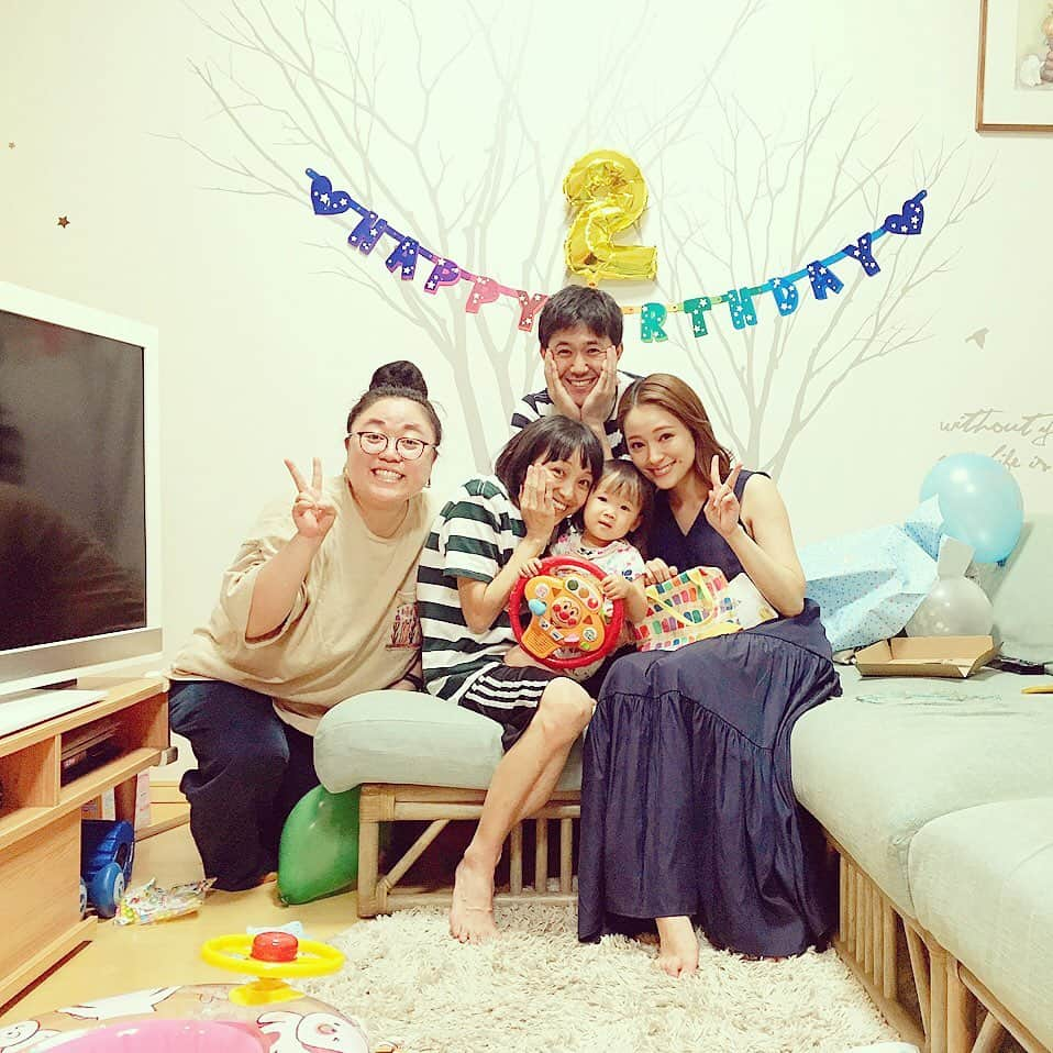 chayさんのインスタグラム写真 - (chayInstagram)「金田朋子さん、森渉さんご夫妻のお子さん千笑ちゃんの2歳の誕生日🥳🎉 ニッチェの江上さんとお誕生日会へ🎂 ちょっと会わないうちにすっかり大きくなって歩けるようになって喋れるようになっていてびっくり✨ お名前の通り本当によく笑う千笑ちゃん💓 みんなを幸せな気持ちにさせてくれました☺️ 1歳のお誕生日の時は「3人のうた」という曲を作ってプレゼントさせて頂きましたが、今回はアンパンマンのハンドルを🚗🎁気に入ってくれて良かった😆 江上さんからの可愛いリュックのプレゼントも背負ったままルンルンな千笑ちゃんでした🥰 改めて千笑ちゃんおめでとう🎊 こんなにも素敵な笑顔で溢れたお家にお邪魔させて頂けて、感謝です🏠 またすぐにみんなで集まりましょう〜と約束しました🍀 とっても癒されたのでお仕事頑張れそう❗️ #金田朋子 さん #森渉 さん #ニッチェ江上 さん #千笑ちゃん #happybirthday  #誕生日 #ハッピーバースデー #アンパンマン」6月20日 21時19分 - chay1023_official