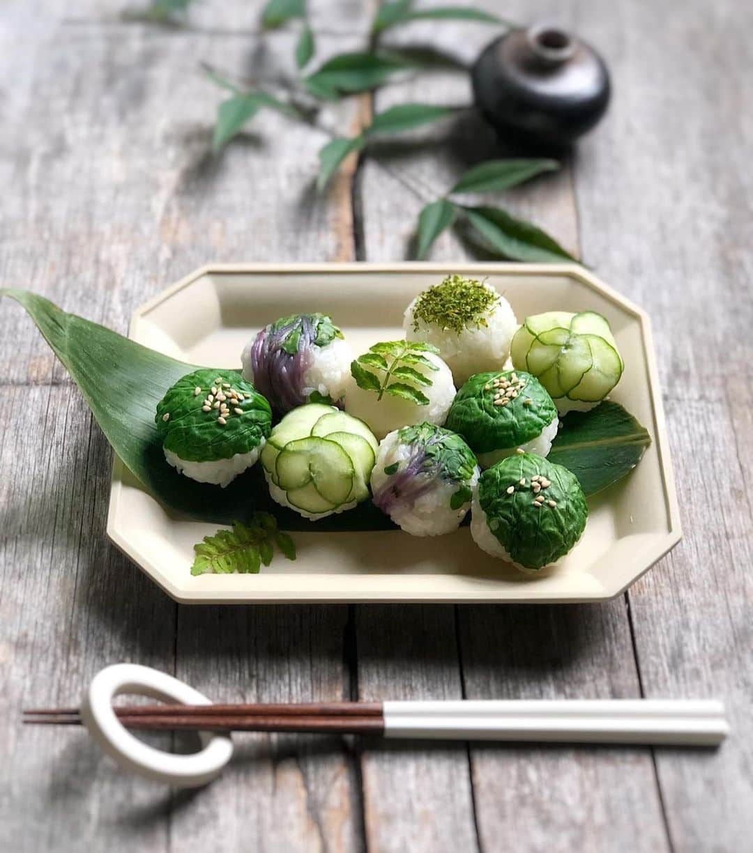 Chinamiさんのインスタグラム写真 - (ChinamiInstagram)「Green temari zushi🍵 #sushi #japanesefood #omotenashi グリーン手毬でおもてなし♪  紫キャベツのカイワレをぬか漬けにしてみたら、 案外おいしかった！最近、こんなモノぬか漬けにする？と聞かれそうなものばかり漬けて楽しんでいます。りんごや豆腐、豆類、トマト、ゆで卵など。。 そういえば今朝食べた茗荷は絶妙な漬かり具合だったなぁ〜 みなさん、何かオススメがあったら教えて下さい😊 . . #漬物すし #手毬寿司 2枚目の写真は本日の #お弁当」6月20日 21時29分 - chinamiphoto