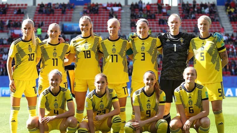 石原孝尚さんのインスタグラム写真 - (石原孝尚Instagram)「FIFA Women’s World Cup France 2019  Group F USA vs Sweden  このあと、20日28時からJ Sportsで解説します。 グループリーグ最後の試合。 勝ち点６ずつの両チーム。 アメリカは勝つか引き分けで1位通過。 Round16でスペイン、準々決勝でフランスとあたる勝ち上がり  負けて2位通過なら 準々決勝でドイツとあたる勝ち上がり  2016年のオリンピックでは、準々決勝ではスウェーデンがPK勝ち！  楽しみなゲームです！  僕もあさって土曜日の朝にフランスに向けて出発です✈️🇫🇷 #fifawomensworldcup  #womensworldcup  #uswnt」6月20日 21時30分 - taka_ishihara