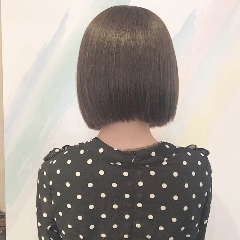 はやめいさんのインスタグラム写真 - (はやめいInstagram)「@amenimo2018 を使い始めて１ヶ月が経ちます 💭 ･ 梅雨に入って雨の日も多いけど雨にも湿気にもアメニモさんのおかげで 乗り切れてます (⑉• •⑉)❤︎ ･ 2枚目はbeforeの写真だよ ！ ･ 髪が広がりやすいのが悩みだったんだけど アメニモさんのおかげで解決できたよ 🎀 ･ 髪の悩みがある方には いい香りだしとってもオススメです 👼🏻 ･ 気に入って大切に使ってるのに妹たちに どんどん使われてもうだいぶ 減ってきちゃった‪( •̥ ˍ •̥ )‬笑 ･ ちなみにロングの部分はエクステだよ！ ･ ୨୧┈┈┈┈┈┈┈┈┈┈┈┈୨୧  まひろをバイト先に 連れていっちゃいました 🍓 ･ まひろがストロベリーマニアにいるの すごい不思議な気分だったなあ 笑 お店の雰囲気とかにビックリしてた 😛笑 ･  #ワタシモアメニモ#アメニモ#amenimo#ad#おすすめシャンプー#くせ毛#ふわサラ髪 #まとまる髪#シャンプー#トリートメント #ヘアマスク#ヘアオイル#サロンモデル #スタイリング#ヘアスタ」6月20日 21時26分 - haya.mei
