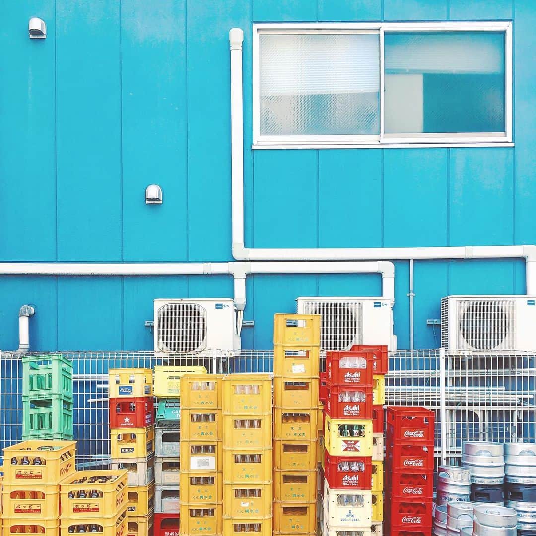 まめのインスタグラム：「Colorful squares. . . エアコン故障したかも。。 . 謎のランプ点滅中😑ヤダナー =͟͟͞͞ (¦3[▓▓] ←寝逃げ . #ザ壁部 #ihaveathingforwalls #mwjp #igersjp #indies_minimal #hueart_life #reco_ig #shotoniphone #popyacolour」