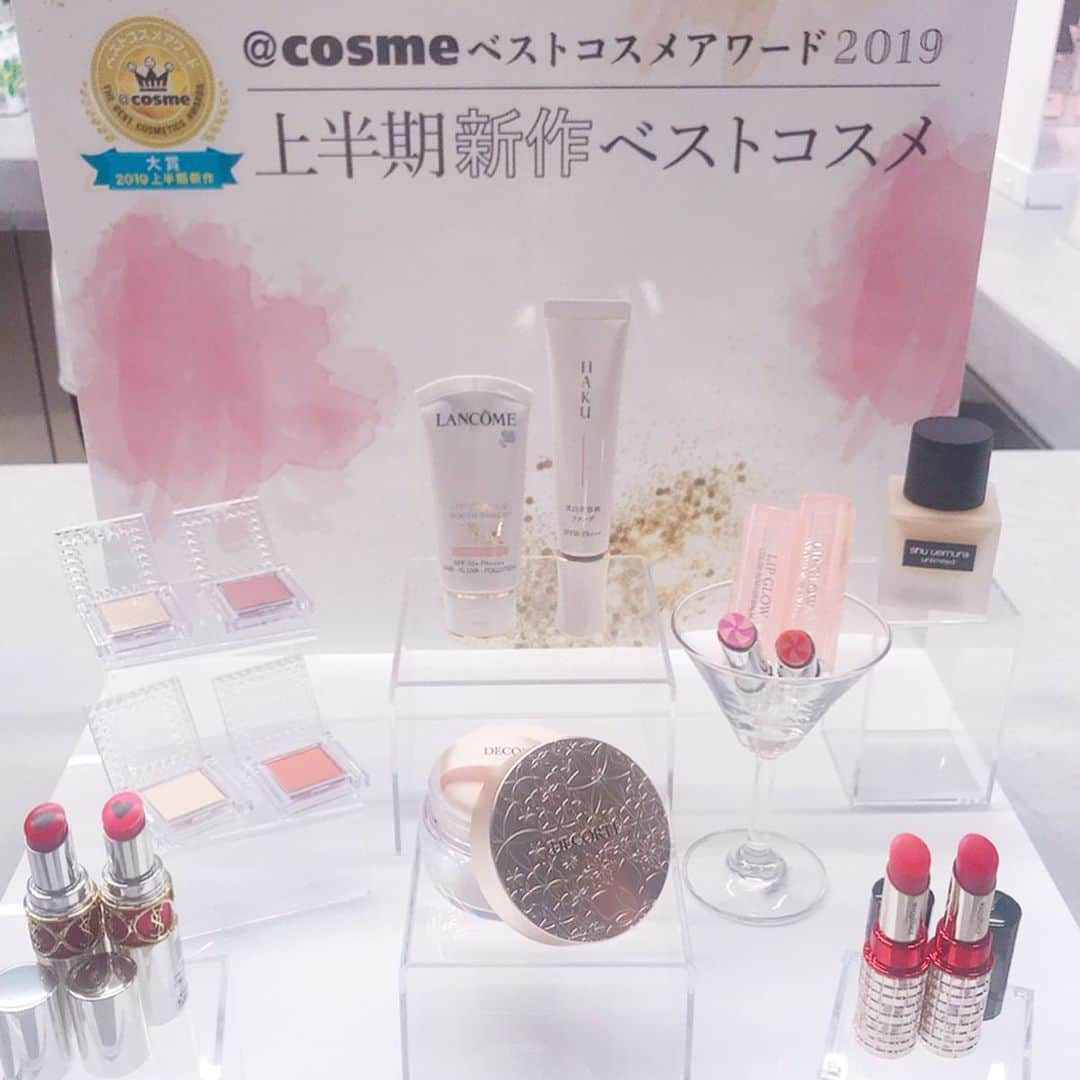 長井かおりさんのインスタグラム写真 - (長井かおりInstagram)「昨日は「アットコスメ 2019上半期ベストコスメイベント」が開催され、ベスコス受賞アイテムでメイクショーをしたり、トレンドキーワードについての、トークショーに出演させていただきました❣️_  ご参加くださったみなさん、ありがとうございました💋_  ベストコスメシーズン到来！いち早く発表が行われたアットコスメのランキング‼️_ 必見ですよ〜🙌アットコスメサイトでチェックしよう❣️_  昨日の受賞アイテムを使ったメイクショーはこちら⤵︎ ❤️ランコム  UV エクスペール トーンアップローズをたっぷり塗りで下地に。_ ❤️Haku 美白美容液ファンデ  を薄くピタ塗り。_ ❤️大賞受賞のコスメデコルテ フェイスパウダー00をTゾーンはピタ塗り、その他はふわ塗り。_ ❤️セザンヌ シングルカラーアイシャドウ03をなんと目、眉、チークに！_ ❤️マキアージュ ドラマティックルージュEX RD430をラフに直塗り。_ ❤️シャネル ポームエサンシエル トランスパランは、指でメイクの一番最後にオン！_  どのアイテムも納得の受賞です！_  #アットコスメ #アットコスメベスコス #アットコスメ2019上半期ベストコスメ #アットコスメイベント0619 #ベストコスメ2019上半期」6月20日 21時33分 - kaorimake