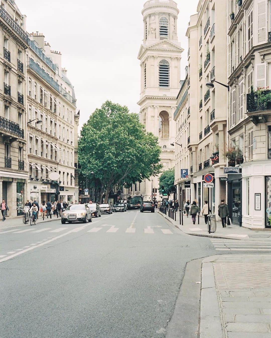 Carin Olssonさんのインスタグラム写真 - (Carin OlssonInstagram)「Paris on film, part I 🍃 #kodakportra400」6月20日 21時39分 - parisinfourmonths