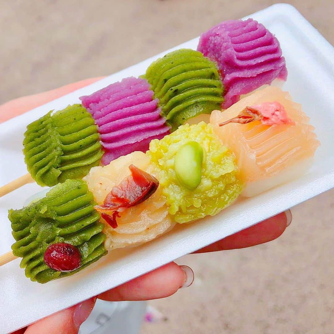 くまみきさんのインスタグラム写真 - (くまみきInstagram)「鎌倉の美味しかったものシリーズ🤤💗﻿ ﻿ 🍡夢見屋さんのお団子🍡﻿ @kamakura_yumemiya akura_yumemiya おすすめしてくれた方も多く、テレビにもよく出てるお店みたい☺️﻿ お店の前はお団子を焼いてる香ばしい香りで並んでる間もお腹が空くよ🤤﻿ 4色団子と季節限定の紫陽花団子を食べました💗﻿ ﻿ 🐟しらす入りだし巻き卵🐟﻿ 優しい味で朝ごはんにぴったりだった😊いなり寿司的なのも美味しいらしいから今度食べてみる💗﻿ ﻿ 🍺鎌倉ビール🍺﻿ 友達から一口いただいたんだけど、最初は水かと思うくらいスッキリでびっくりしたー！めっちゃ飲みやすかった😆😆😆！﻿ ﻿ 🍁もみじ茶屋🍁﻿ @momiji_komachi  こちらもフォロワーさんからのおすすめで行ってみました😊なにもかも美味しかった！﻿ ・釜揚げ湘南しらすと三崎マグロ中トロおひつごはん﻿ しらすやマグロももちろんなんだけど、お米の美味しさにびっくりしました🥺✨出汁も香ばしくて美味しかったです💗﻿ ・抹茶ティラミス﻿ 飲み物じゃん！って思うくらいトロトロでした💗これはまた行ったら食べたい！！！！！﻿ ・抹茶ラテ﻿ あまりの美味しさに追加でこちらも注文しちゃいました💗別でお砂糖も付くんだけど、抹茶の苦味がちょうど良かったのでお砂糖入れないで飲みました💗これ家で再現できたら最高だな〜🤤﻿ ﻿ とにかくなにもかも美味しい鎌倉さんぽでした🤤﻿ YouTubeで動画アップしてるので「くまみき 鎌倉」で検索してみてください🎬✨﻿ 他にもおすすめのお店あったらコメントで教えていただけると嬉しいです🤤💗﻿ ﻿ #鎌倉 #小町通り #食べ歩き #カフェ #抹茶 #湘南 #湘南しらす #もみじ茶屋 #夢見屋 #和菓子 #旅 #観光 #着物旅 #着物さんぽ #kamakura #wagashi #japan」6月20日 21時47分 - kumamiki