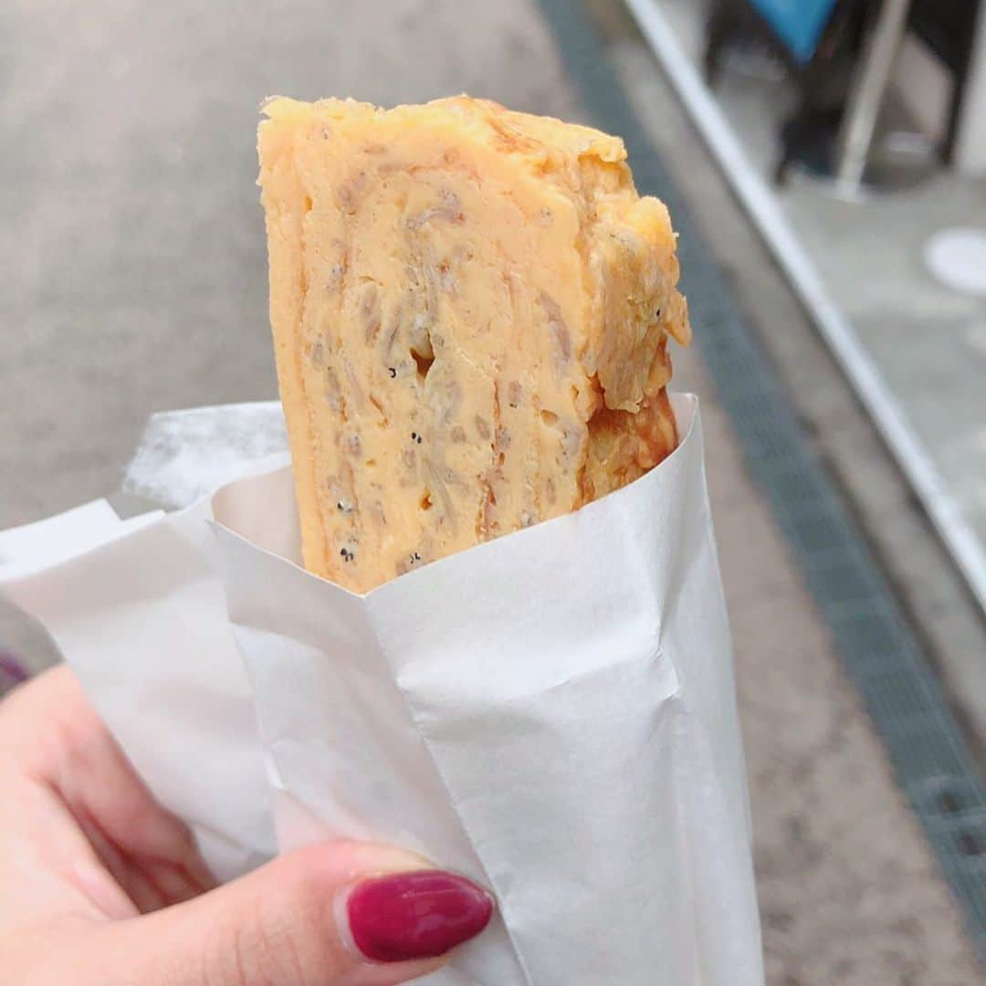 くまみきさんのインスタグラム写真 - (くまみきInstagram)「鎌倉の美味しかったものシリーズ🤤💗﻿ ﻿ 🍡夢見屋さんのお団子🍡﻿ @kamakura_yumemiya akura_yumemiya おすすめしてくれた方も多く、テレビにもよく出てるお店みたい☺️﻿ お店の前はお団子を焼いてる香ばしい香りで並んでる間もお腹が空くよ🤤﻿ 4色団子と季節限定の紫陽花団子を食べました💗﻿ ﻿ 🐟しらす入りだし巻き卵🐟﻿ 優しい味で朝ごはんにぴったりだった😊いなり寿司的なのも美味しいらしいから今度食べてみる💗﻿ ﻿ 🍺鎌倉ビール🍺﻿ 友達から一口いただいたんだけど、最初は水かと思うくらいスッキリでびっくりしたー！めっちゃ飲みやすかった😆😆😆！﻿ ﻿ 🍁もみじ茶屋🍁﻿ @momiji_komachi  こちらもフォロワーさんからのおすすめで行ってみました😊なにもかも美味しかった！﻿ ・釜揚げ湘南しらすと三崎マグロ中トロおひつごはん﻿ しらすやマグロももちろんなんだけど、お米の美味しさにびっくりしました🥺✨出汁も香ばしくて美味しかったです💗﻿ ・抹茶ティラミス﻿ 飲み物じゃん！って思うくらいトロトロでした💗これはまた行ったら食べたい！！！！！﻿ ・抹茶ラテ﻿ あまりの美味しさに追加でこちらも注文しちゃいました💗別でお砂糖も付くんだけど、抹茶の苦味がちょうど良かったのでお砂糖入れないで飲みました💗これ家で再現できたら最高だな〜🤤﻿ ﻿ とにかくなにもかも美味しい鎌倉さんぽでした🤤﻿ YouTubeで動画アップしてるので「くまみき 鎌倉」で検索してみてください🎬✨﻿ 他にもおすすめのお店あったらコメントで教えていただけると嬉しいです🤤💗﻿ ﻿ #鎌倉 #小町通り #食べ歩き #カフェ #抹茶 #湘南 #湘南しらす #もみじ茶屋 #夢見屋 #和菓子 #旅 #観光 #着物旅 #着物さんぽ #kamakura #wagashi #japan」6月20日 21時47分 - kumamiki