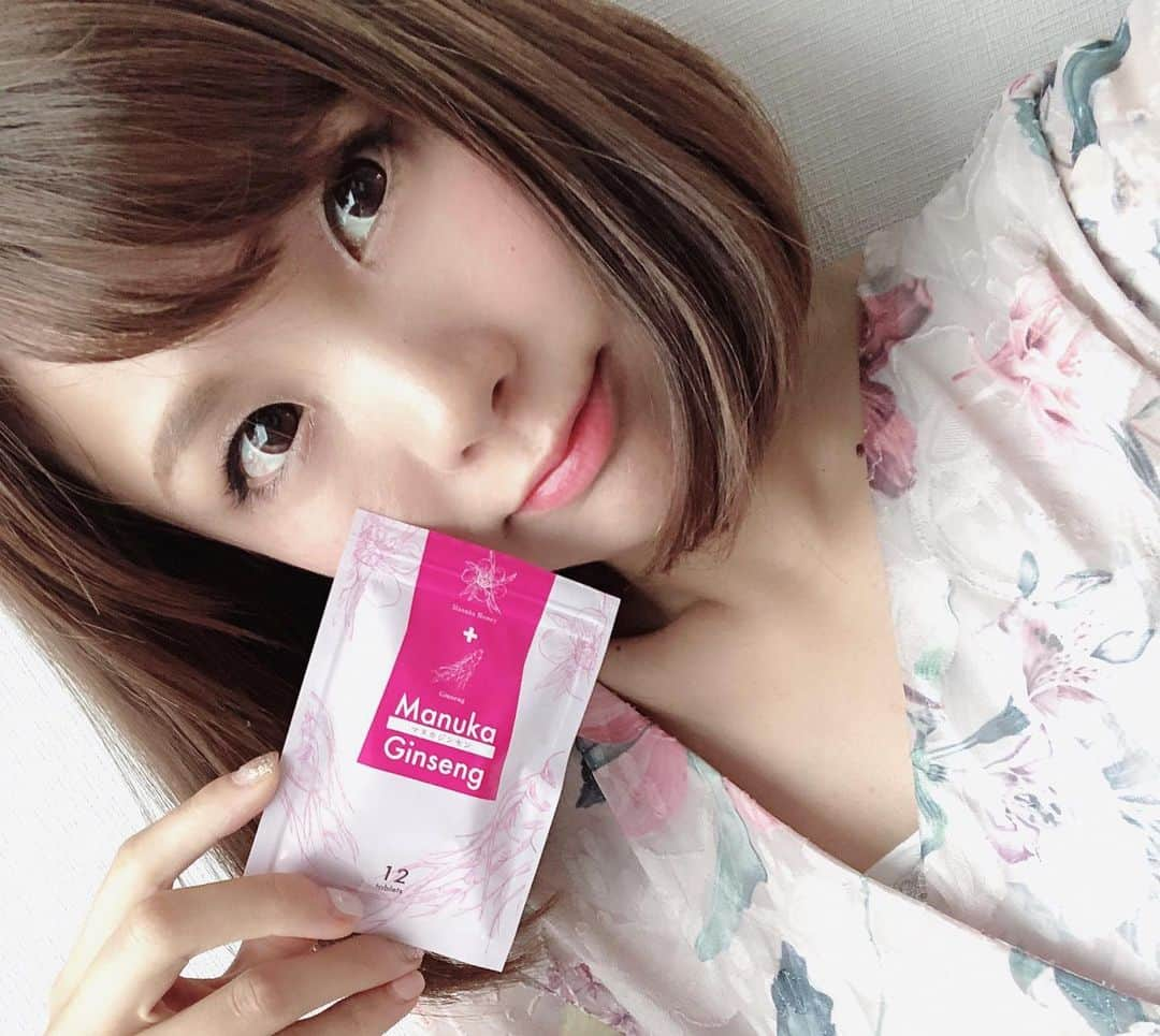 長谷川真美さんのインスタグラム写真 - (長谷川真美Instagram)「🤗💕 今日は #ダイエット のお話✨ ・ #高麗人参（#ジンセン）は最新の研究で 「#やせホルモン」と呼ばれる GLP-1を増やすことが判明してるそう💡 ・ GLP-1が不足すると 食べなくても溜め込んでしまう… また食べても満足感を得られなくなり、 無意識に食べすぎてしまうという カラダになってしまうんだと…😱😱😱 ・ だからGLP-1を補ってくれる 「#マヌカジンセン」は ダイエットに効果的なんだって💗 ・ 酵素も栄養もたっぷり入ってて ダイエット中に不足しがちな成分も補えます👌 ・ 日本では高齢者向けイメージのある高麗人参だけど ミランダ・カー、グウィネス・ パルトロー、チェ・ジウなど 海外セレブが「美容と健康のために愛用している」と 公言してるんだってよ☺️💗 ・ マヌカハニーもスーパーフードとして 世界中のセレブが注目しているのは周知の通り🙌 ・ #やせホルモン #ダイエットサプリ #サプリメント」6月20日 21時42分 - maami.hase