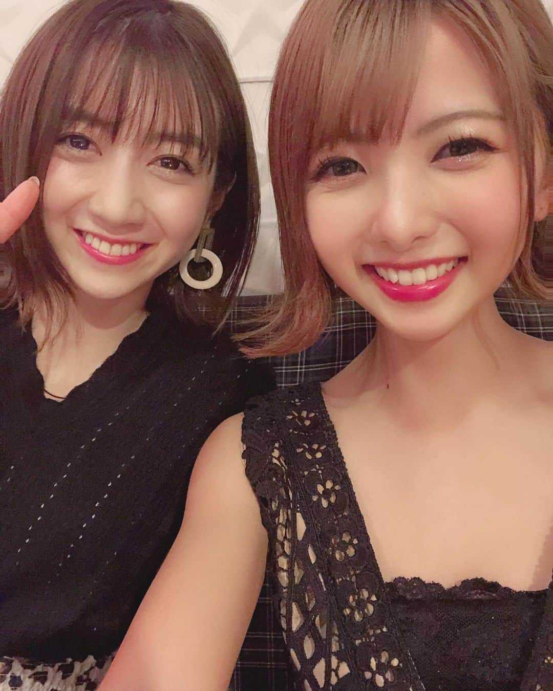 岡田栞奈のインスタグラム：「お姉ちゃん❤️ (@sakamoto_asako ) 2日連続一緒❤️ ほんとに全然時間が足りない🥺 こんなに気が合う人久しぶりで 毎日会いたくなる(((o(´>ω<｀)o))) ふざけて永遠にひとりで 笑ってる私を優しい目でみてくれるよ(？)笑 最高じゃん？？？🤣⭐️ #お姉ちゃん #デート #らぶらぶ #新宿 #お買い物 #いっぱい買った」