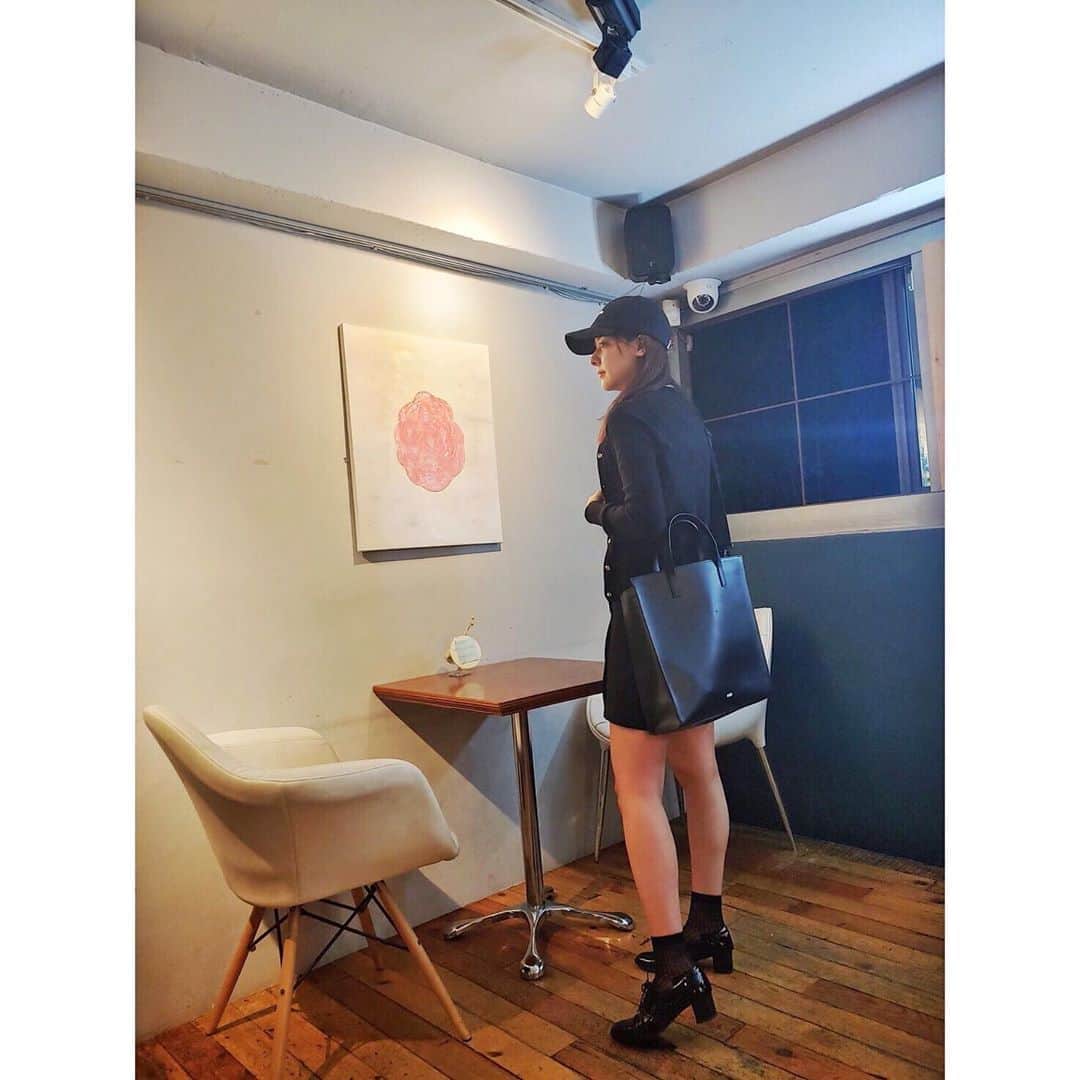 のインスタグラム：「. カフェでおしゃべり☕️ 카페에서 수다떨기☕️ Talking at cafe☕️ #韓国おしゃれカフェ#カロスギル#美菜私服#예쁜카페#가로수길#새로수길#옷스타그램#seoul#cafe##fashion#HSD#teamHSD」