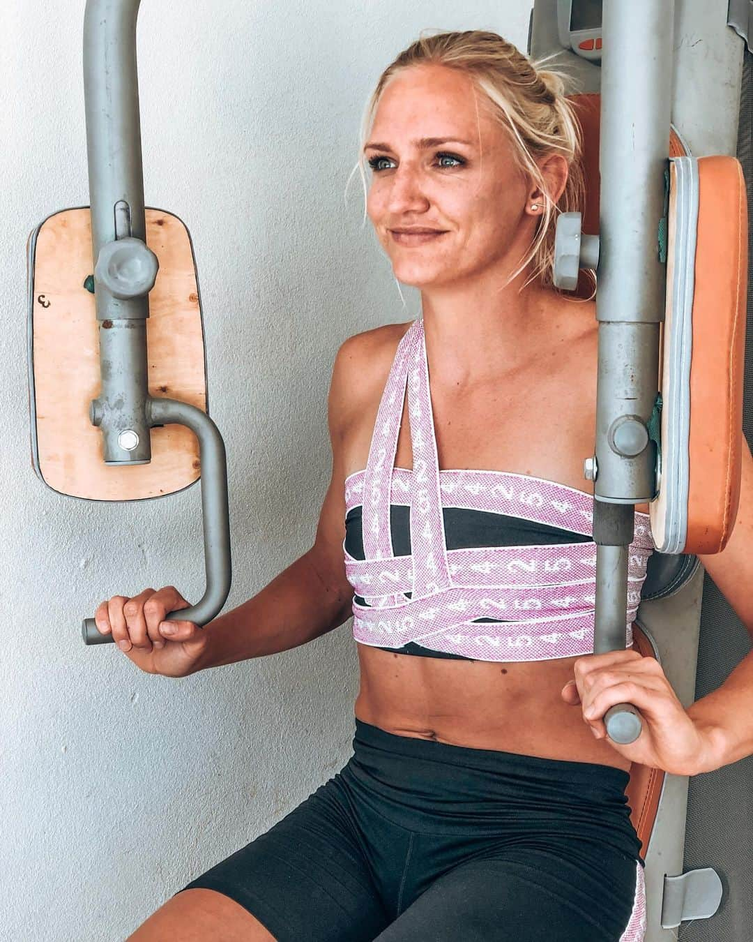 ハンネ・クレスさんのインスタグラム写真 - (ハンネ・クレスInstagram)「Rocking my pink vibezzz top at the gym! 💕 Sore body, long weights session & still smiling, classic training camp combo 💪🏼 @4254sport  #vibezzztop #vibezzzshort #bikershort #rightviberighttribe #gym #weights #trainingcamp #teamjb #trackandfield」6月20日 21時45分 - hanne.claes