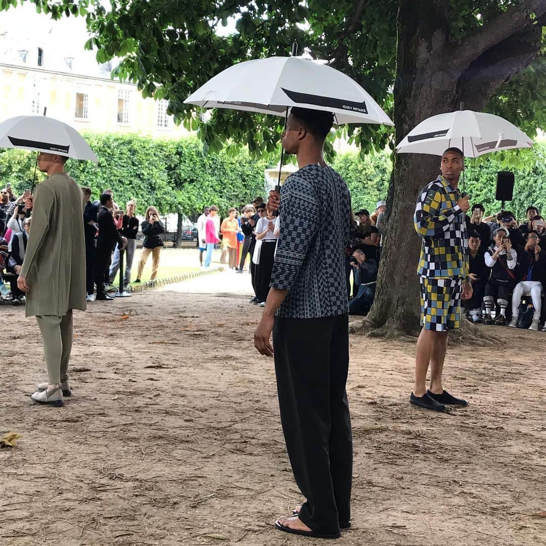 装苑さんのインスタグラム写真 - (装苑Instagram)「HOMME PLISSÉ ISSEY MIYAKEは、ヴォージュ広場の公園でコレクションを発表。ショーは躍動感あるパフォーマンスを織り交ぜながら行われ、ヴィヴィッドで軽やかなシルエットを引き立てた。演出を行ったのは、著名振付家のダニエル・エズラロウ。最後はカーニバルのような盛り上がりを見せ、観客も一緒に楽しめるフィナーレとなった。 #PARISFASHIONWEEK #HOMME #2020SS #HOMMEPLISSÉISSEYMIYAKE」6月20日 21時55分 - soenonline