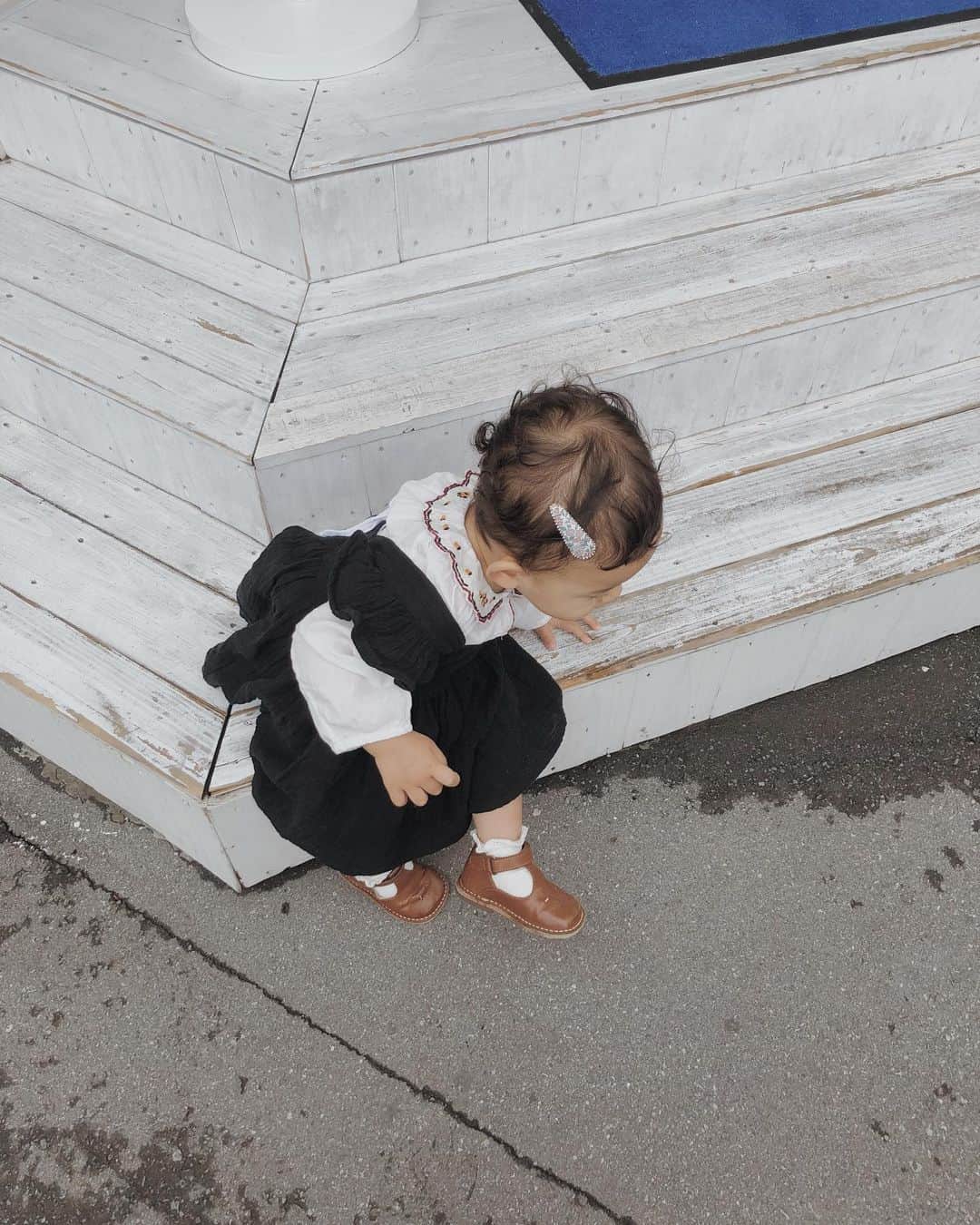 目見田早弥子のインスタグラム：「| mini me 旅行最終日の娘コーデ👶🏻 やっぱりこのワンピース好き！ 黒だけどコットン生地と肩のフリルで ふわりと軽い印象でお気に入りです💞」