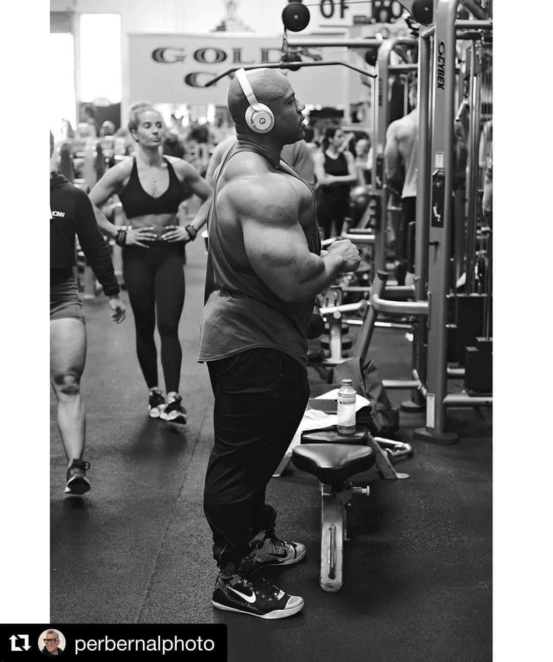 Phil Heathのインスタグラム：「#Driven  #Repost @perbernalphoto ・・・ Inspiring shooting with my friend and  7-time #mrolympia @philheath today at #goldsgymvenice - Second day in a row at the Mecca and I decided to use my #leicam10 and Summicron primes to photograph the champ. Manuel focus at f/2.0 and manual exposure while running and gunning was not the easiest task but forced me to slow down and capture the mood more than exaggerated perspectives,  thus giving myself a new fresh look on something I have been shooting for more than 30 years. At the end I managed to create images I may not otherwise have captured using more “modern” tools  and that together with having the best bodybuilder in the world in front of my lens, really made my day !!!! 🙏😌 Pic by @perbernalphoto」