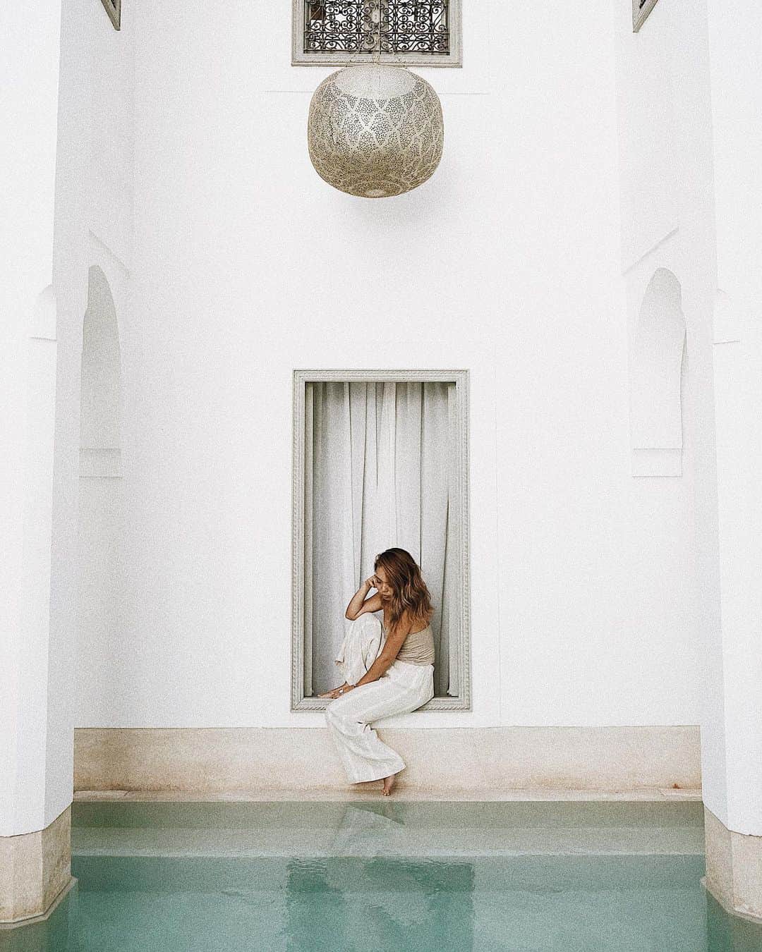 Manamiのインスタグラム：「@snan13marrakech #RiadSnan13 このRiadは全室鍵がないの😳 24時間誰かがいるし家だから安全なんだって🗝 鍵がないのってストレス0🕊 オーナーさんもスタッフも本当に素敵で 家族みたいに私たちを迎え入れてくれた☺️ 本当に素敵過ぎるRiad🥺✨ ㅤ 📸 @fanfanirene」