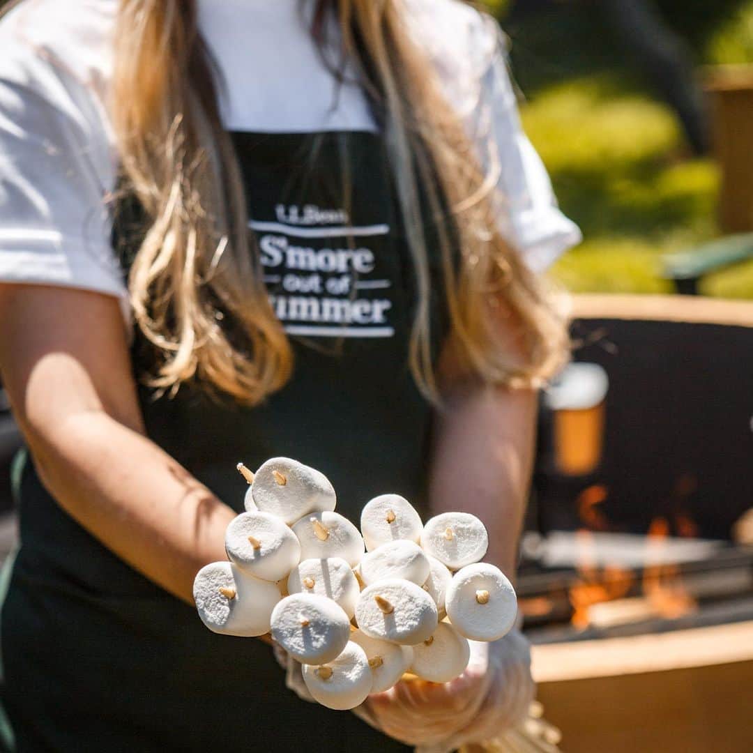 L.L.Beanさんのインスタグラム写真 - (L.L.BeanInstagram)「The marshmallows are ready to be roasted and the yard games are all set up. Stop by our Backyard Campsite at @TheBatteryNYC from 10AM-4PM today and get #SmoreOutofSummer with us! Visit www.smoreoutofsummer.com to learn s’more.」6月20日 22時04分 - llbean