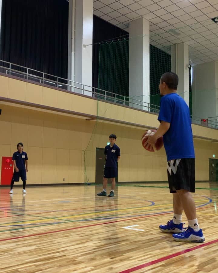青木康平のインスタグラム：「Watch&C procamp2019 in 福岡！！！ DAY4終了🏀 今日も楽しかった！ あべちゃんに3p勝ったバイ😎 #負けた事は内緒🤫🤫🤫 @futaku30  @shoot999  @tomokazu_abe @satoshi24 @iurgic  @diceyamaguchi @giving.back.jf @sosuu @haleo_official @yaotianyi1006 @komodatakuya @knto_33 @h.makoto1 @bataacorn @torque1069 @yukinori_sakata  #watchandc#watchandcprocamp2019#fukuoka#福岡大学」
