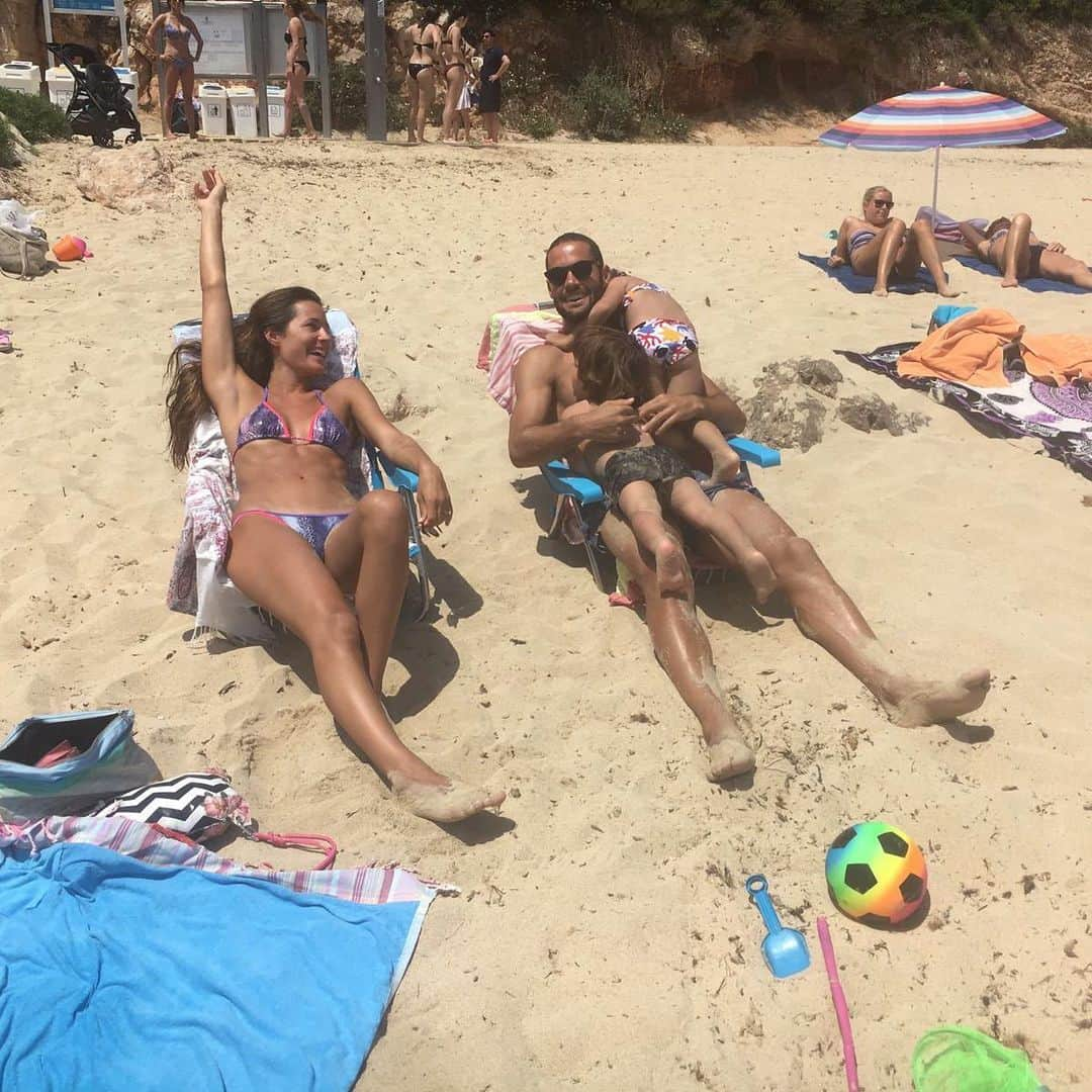 マリオ・スアレスさんのインスタグラム写真 - (マリオ・スアレスInstagram)「Así todos los días ... Ella llega morena y tranquila a casa y yo llego reventado ... 🤪🤣👨‍👩‍👧‍👦 ❤️ 🏖」6月20日 22時05分 - mariosuarez4