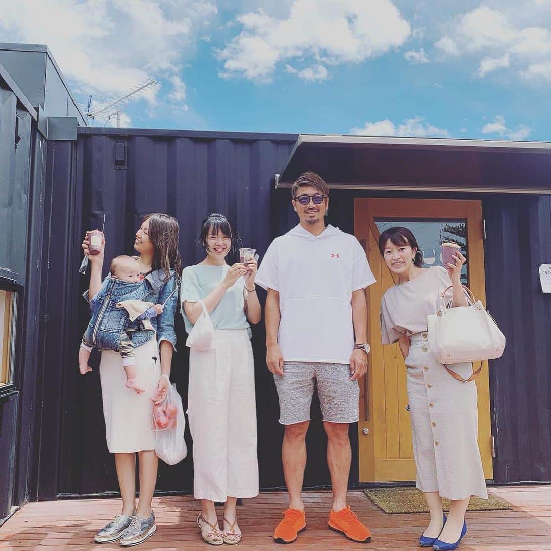 小椿希美のインスタグラム：「・ 松本山雅の試合の翌日、 山雅の練習場近くの CUE cafeに行きました☕︎ @cue_cafe ・ 松本山雅の 高崎寛之選手がオーナーの カフェです。 偶然のご本人登場で、 一緒に写真を撮って頂きました✨ ・ カフェの近くは、 毎週の様に取材で 通っていた懐かしの場所です。 当時は、カフェはなかったので ここに出来たんだ！！と びっくりしました😳😳 時の流れ…☺️☺️ ・ カフェには、山雅のサポーターさんも たくさんいらっしゃっていました⚽️ そこで、とっても嬉しい 再会が…😢😢💚 ・ NHK長野在籍当時、 「のぞみ見」という スポーツコーナーを担当していました。 ＊ご存知ない方、写真3枚目を ご参照ください。笑 ・ 松本山雅と長野パルセイロの 選手の素顔を私がデジカメで 取材して紹介する スポーツコーナー。 失敗もたくさんありましたが 2年間取材を地道に続けて 名前を考えて。笑 提案して3年目でやっと実現した 思い入れのあるコーナーです。 ・ その中で、私は子供たちに たくさん登場してもらっていました。 子供たちにとって、 選手はヒーローだから いい影響を近くでたくさん 受けて欲しい。 おこがましくも、小さな子どもたちに 何かワクワクが伝わる スポーツコーナーにしたいと 思っていました。 そこで… メガホンでのぞくポーズを しながら「のぞみ見〜」って やっちゃおう！！と 単純かつ安易なことを思いつき テレビでやりはじめました。 選手にも若干嫌がられながら 強要したな😂😂 ・ でもこれ、子どもがやると とっても可愛いんです😍 コーナーに協力してくれた 子どもは2年間で100人以上は いると思います。 1人デジカメ撮影、編集も していたこともあり 顔はほとんど覚えています。 ・ 前置きがとっても長くなりましたが… カフェで、 その時出演してくれた お子さんのお母さんが 声をかけてくれたんです😭✨ しかも、息子にも 会ってくれますか？と 息子さんも登場。 面影はしっかりありましたが 大きくなっていました！ ・ あの時に、取材した 可愛い笑顔と ヒーロー達に向ける キラッキラなまなざしが 成長して 今も山雅を応援して 影響をたくさん受けていました。 もう、最近涙もろいから 涙腺がゆるむ…。 地域のアナウンサーなんて すぐに入れ替わるし 忘れられてしまうと思います。 でも、少しでもこうして 覚えていてくれて ステキな思い出にしてくれて いること。 私にとっても力になりました！ もっともっと お仕事を頑張って いろんなことに挑戦しつづけていきたいです。 声をかけてくれた ご家族 本当にありがとうございました💚 ・ なかなか安易なポーズだったけど、 やりつづけて良かった☺️ ちなみに、大人が1人でやるのは なかなか痛いので😂 山雅は、片山真人さん。 パルセイロは、土橋宏由樹さんを 巻きこみました。 2人にも感謝です✨ ・ そして東京2020のチケット抽選結果発表日🎫 開会式や体操など20万円分くらい 申し込んだ結果… サッカーのチケットだけ 当選しました✨ ・ #松本#松本山雅#かりがね #かりがねサッカー場 #スポーツキャスター #信州サッカー#信州サッカー応援 #高崎寛之#土橋宏由樹#片山真人 #東京2020#東京2020チケット当選」