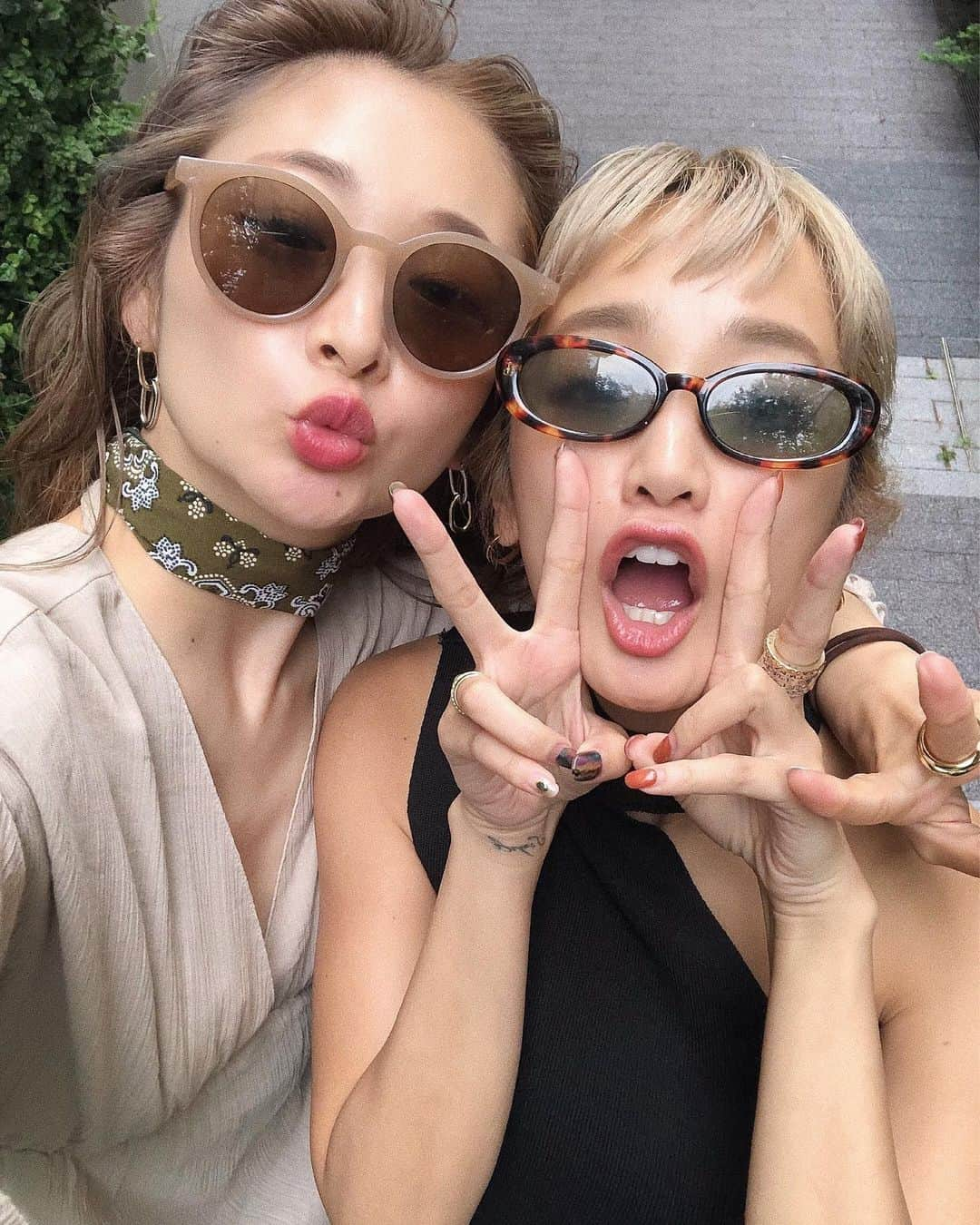 岩渕加恵さんのインスタグラム写真 - (岩渕加恵Instagram)「😎 お バ カ 不 足 🤪 ほ〜んまにおバカなんやけど、２週間会ってないと さすがに会いたくなるもんやなあぁあ💓💓 今日も電話📞かかってきたと思ったら、 移動の間の暇電やってwww無理〜😂 . なんかあったら"年上やぞ！"が口癖のあいさんです。笑🧡 #おバカコンビ #おふざけ #デート #謎のダンス動画付きw #LOVE #FRIENDS ♡」6月20日 21時57分 - kae0113