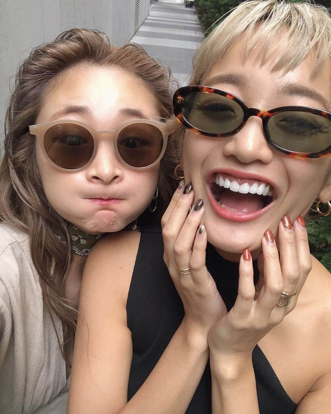 岩渕加恵さんのインスタグラム写真 - (岩渕加恵Instagram)「😎 お バ カ 不 足 🤪 ほ〜んまにおバカなんやけど、２週間会ってないと さすがに会いたくなるもんやなあぁあ💓💓 今日も電話📞かかってきたと思ったら、 移動の間の暇電やってwww無理〜😂 . なんかあったら"年上やぞ！"が口癖のあいさんです。笑🧡 #おバカコンビ #おふざけ #デート #謎のダンス動画付きw #LOVE #FRIENDS ♡」6月20日 21時57分 - kae0113