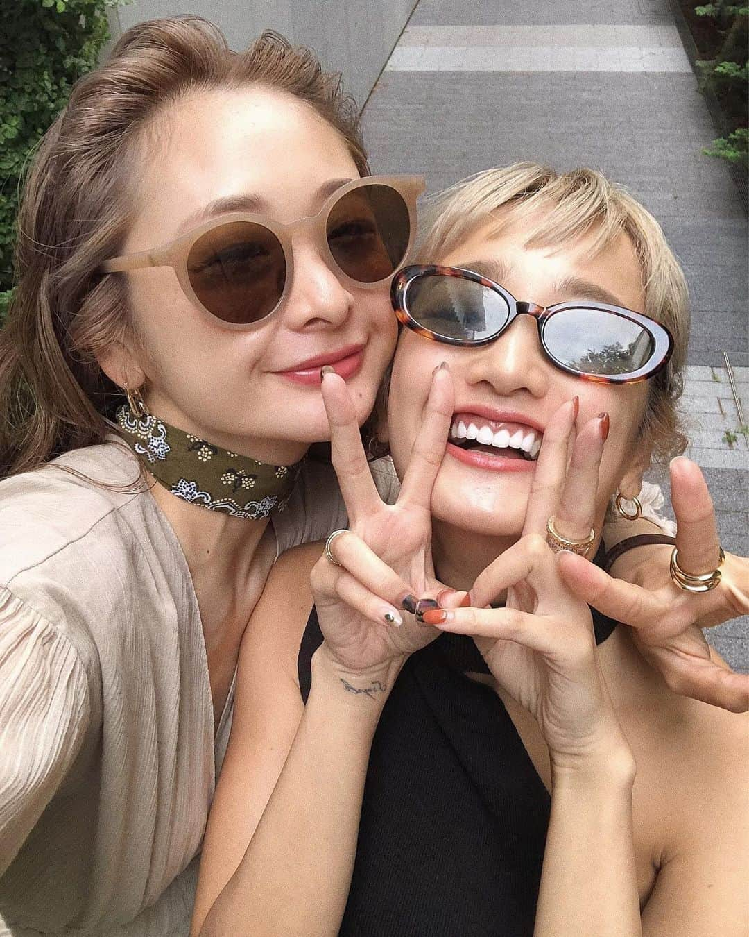 岩渕加恵さんのインスタグラム写真 - (岩渕加恵Instagram)「😎 お バ カ 不 足 🤪 ほ〜んまにおバカなんやけど、２週間会ってないと さすがに会いたくなるもんやなあぁあ💓💓 今日も電話📞かかってきたと思ったら、 移動の間の暇電やってwww無理〜😂 . なんかあったら"年上やぞ！"が口癖のあいさんです。笑🧡 #おバカコンビ #おふざけ #デート #謎のダンス動画付きw #LOVE #FRIENDS ♡」6月20日 21時57分 - kae0113