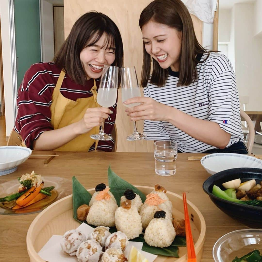 猪鼻ちひろさんのインスタグラム写真 - (猪鼻ちひろInstagram)「🧒🏻👩🏻‍🍳👩🏻﻿ 絵里花ちゃんとは、﻿ フルマラソンで出会ったの！﻿ ﻿ なんと一回しかあったことないけれど﻿ こうやって誘ってくれて、﻿ 本当に嬉しかったぁ☺️💞﻿ 逢ったひとはきっとみんな応援したくなっちゃうような、娘にしたい！と思っちゃうようなピュアでとっても可愛いひと。﻿ ﻿ そして絵里花ちゃんのインスタでびっくりするほど嬉しい言葉を書いてくれていて、わたしゃウルウルしたよ🥺😢﻿ ﻿ この日つくったのは、﻿ ✔️手羽元の黒酢煮﻿ ✔️サバ缶のアジアン風サラダ﻿ ✔️玄米のおにぎり﻿ ✔️サバとじゃがいもの揚げまんじゅう﻿ ✔️アスパラガスと人参の焼きびたし﻿ ✔️揚げなすの山かけ﻿ ✔️たたききゅうり﻿ ﻿ 美味しいものがたくさんで大興奮！﻿ おうちで復習します。﻿ @matsumoto_erika @iguchi_min #ちひろのごはん #松元絵里花 ちゃん #井口ミン さん」6月20日 21時58分 - inohanachihiro