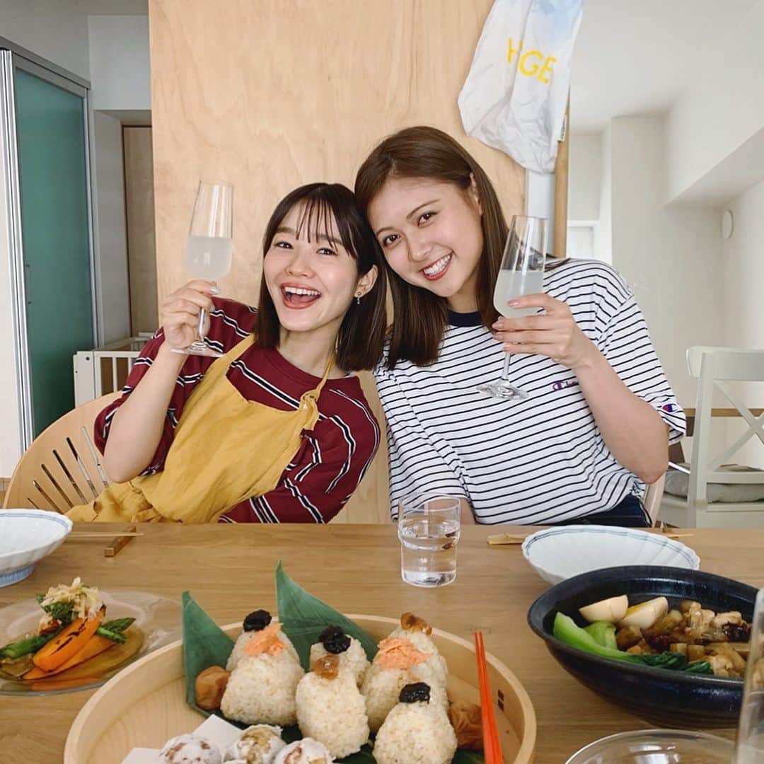 猪鼻ちひろのインスタグラム：「🧒🏻👩🏻‍🍳👩🏻﻿ 絵里花ちゃんとは、﻿ フルマラソンで出会ったの！﻿ ﻿ なんと一回しかあったことないけれど﻿ こうやって誘ってくれて、﻿ 本当に嬉しかったぁ☺️💞﻿ 逢ったひとはきっとみんな応援したくなっちゃうような、娘にしたい！と思っちゃうようなピュアでとっても可愛いひと。﻿ ﻿ そして絵里花ちゃんのインスタでびっくりするほど嬉しい言葉を書いてくれていて、わたしゃウルウルしたよ🥺😢﻿ ﻿ この日つくったのは、﻿ ✔️手羽元の黒酢煮﻿ ✔️サバ缶のアジアン風サラダ﻿ ✔️玄米のおにぎり﻿ ✔️サバとじゃがいもの揚げまんじゅう﻿ ✔️アスパラガスと人参の焼きびたし﻿ ✔️揚げなすの山かけ﻿ ✔️たたききゅうり﻿ ﻿ 美味しいものがたくさんで大興奮！﻿ おうちで復習します。﻿ @matsumoto_erika @iguchi_min #ちひろのごはん #松元絵里花 ちゃん #井口ミン さん」