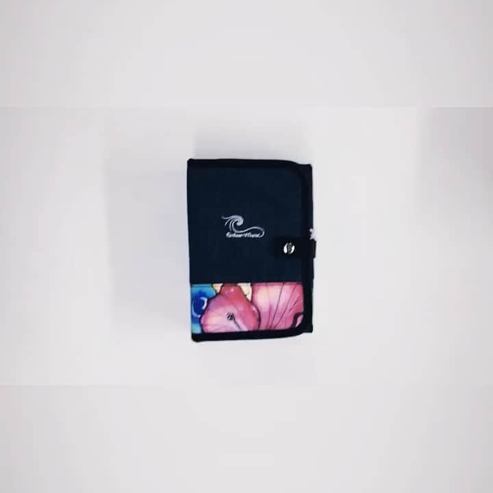 ラレイアのインスタグラム：「🌺 お待たせしました😍💓 ・ ご好評いただいておりましたBook型メイクボックスが再入荷して全カラーご用意可能です！ ・ 折りたたみミラーもついてどこでも自分だけのドレッサーに🧡 ・ ブラシも収納できてポケットティッシュケースも付いています！ ・ ぜひCheckしてみてください😊✨ @laleia_official  @colleenwilcoxgallery_jp  #colleen#colleenwilcox#art#hawaii#aloha#surf#beach#fashion#laleia#ハワイ#フォトジェニック#インスタ映え#インスタ女子#アロハ#ビーチ#海を感じる雑貨#ラレイア#ギフト#プレゼント#アート#ビーチガール#サーフスタイル#大人カジュアル#メイク#メイクアップ」