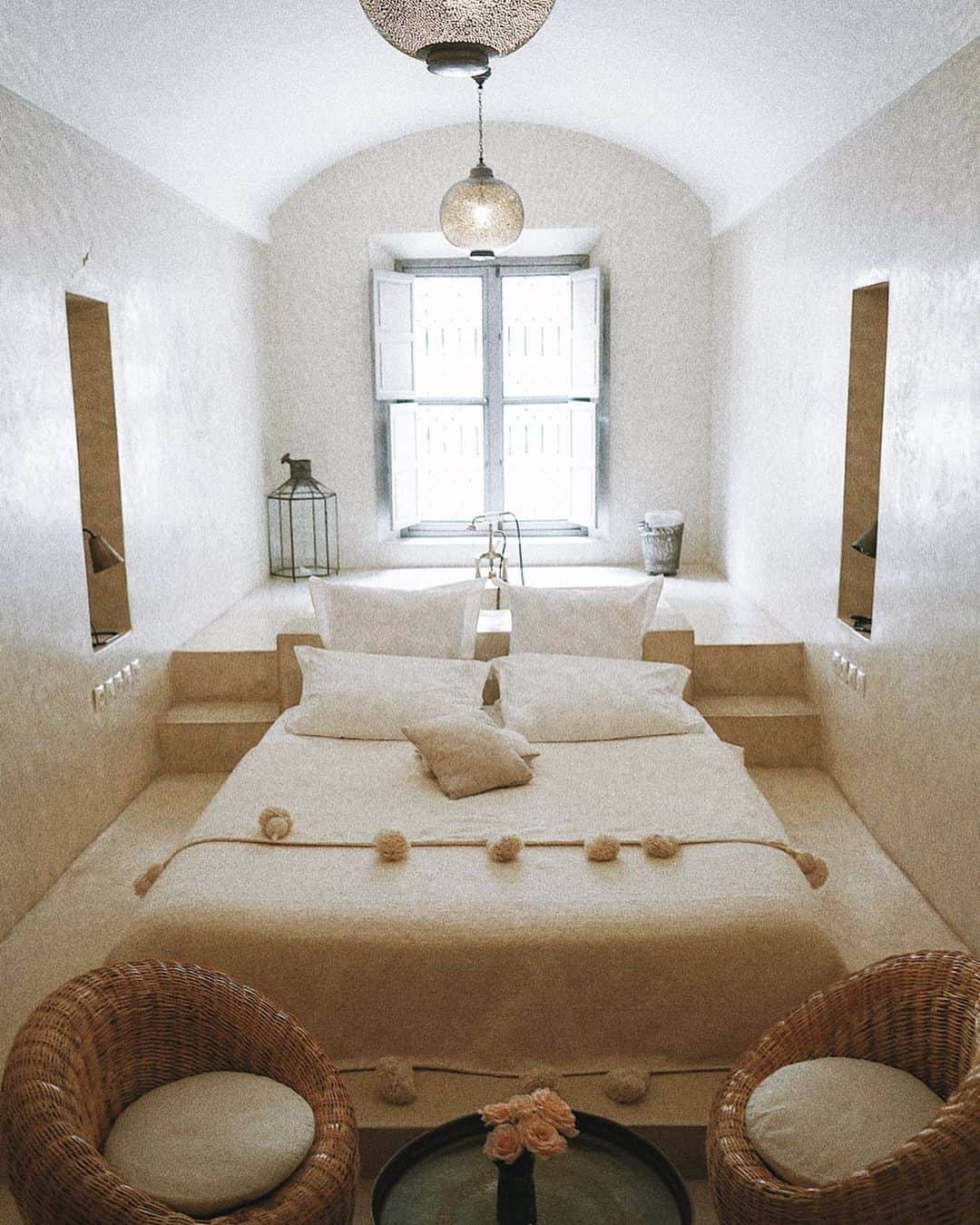 Manamiのインスタグラム：「our room🌹 @snan13marrakech #RiadSnan13」